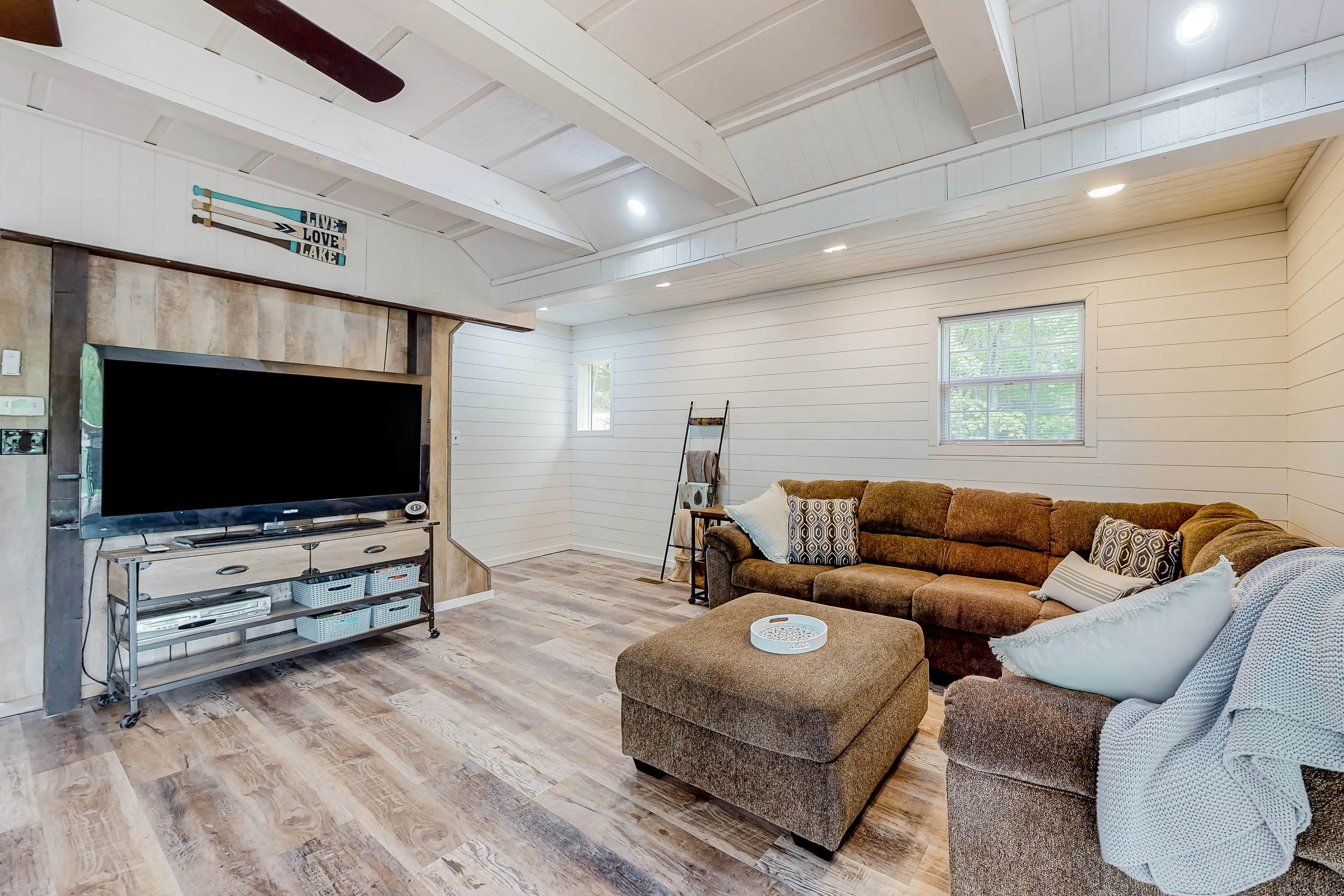 Dog Welcome Waterfront Home, Sleeps 12・Firepit