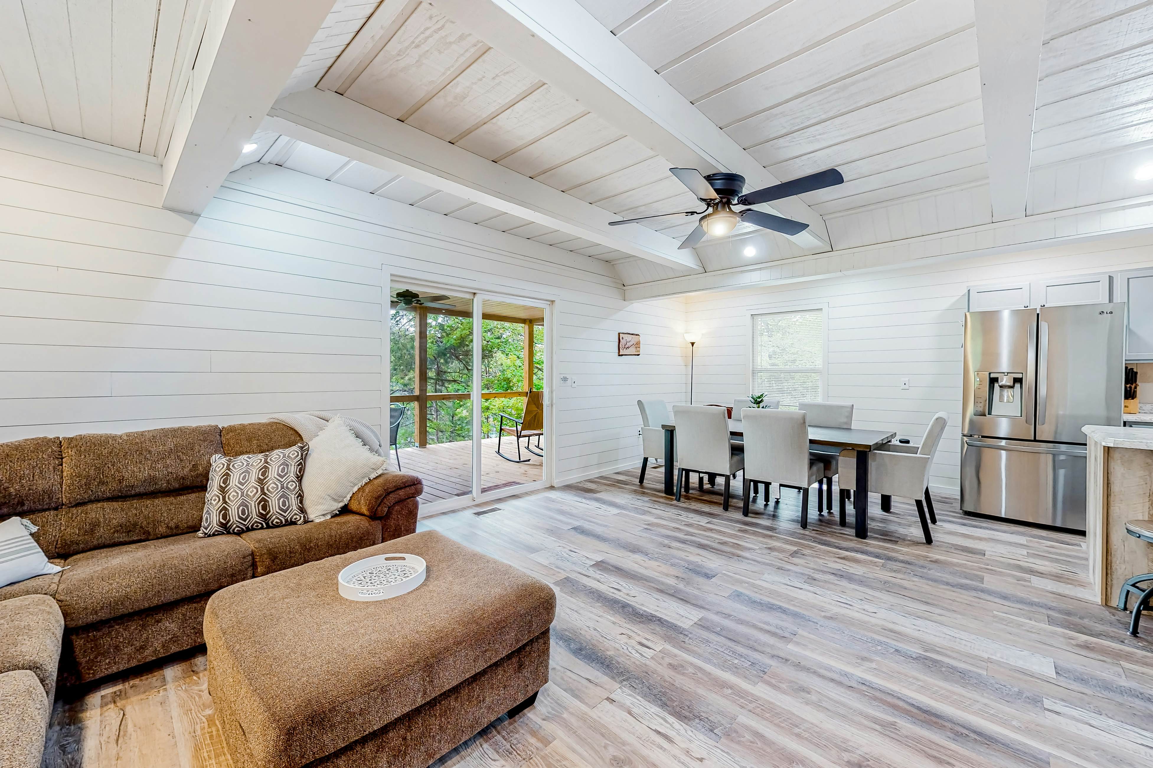 Dog Welcome Waterfront Home, Sleeps 12・Firepit