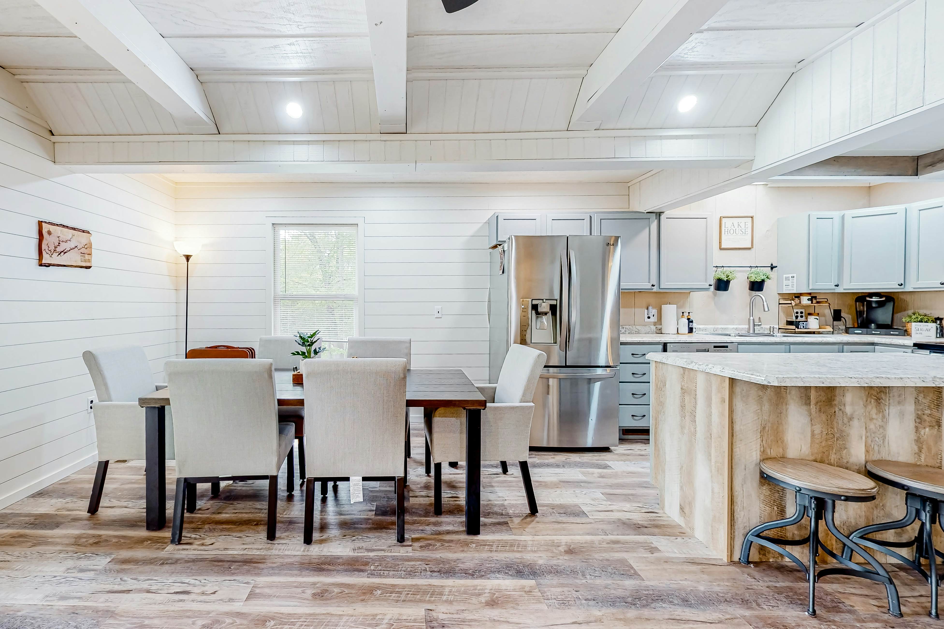 Dog Welcome Waterfront Home, Sleeps 12・Firepit