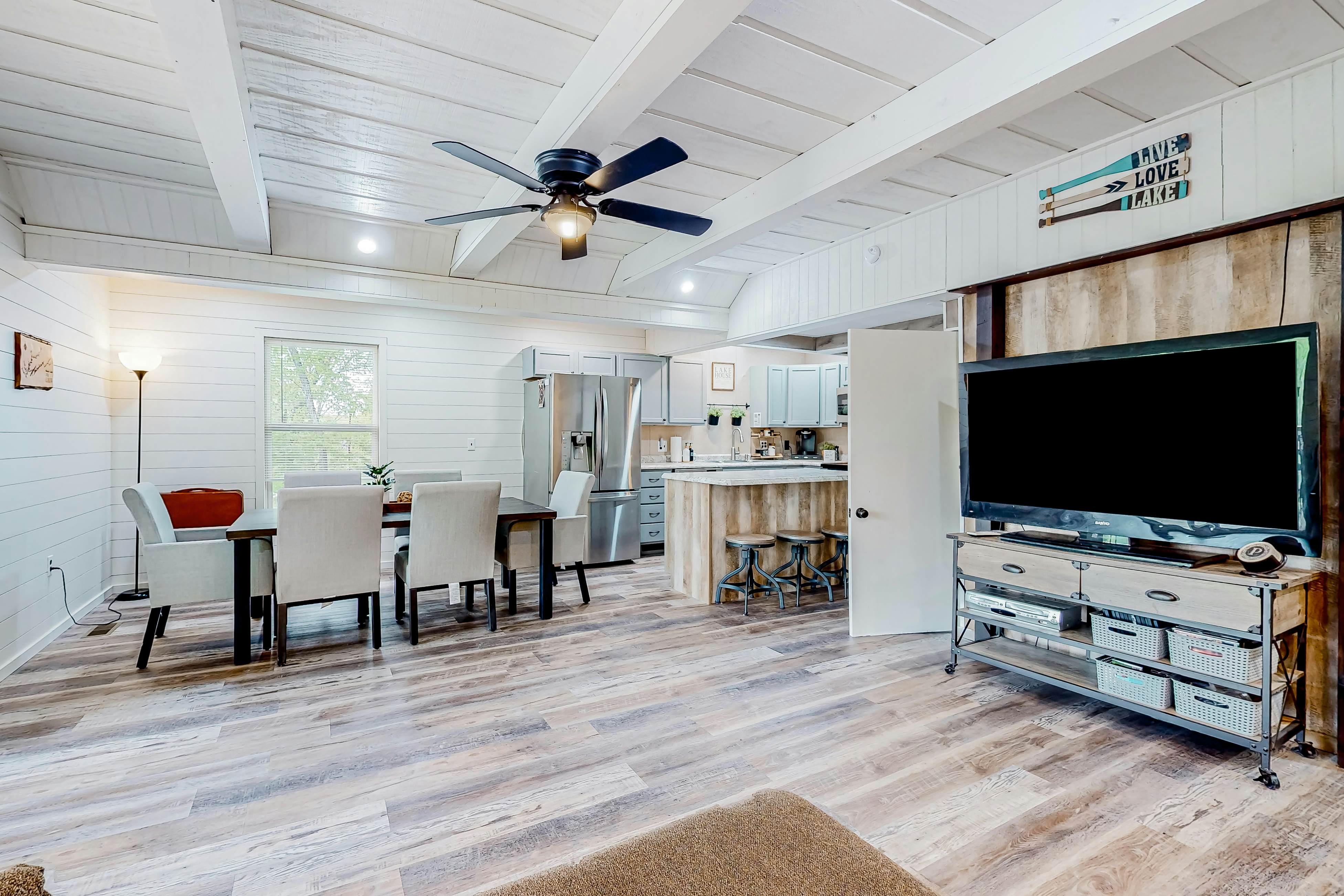 Dog Welcome Waterfront Home, Sleeps 12・Firepit