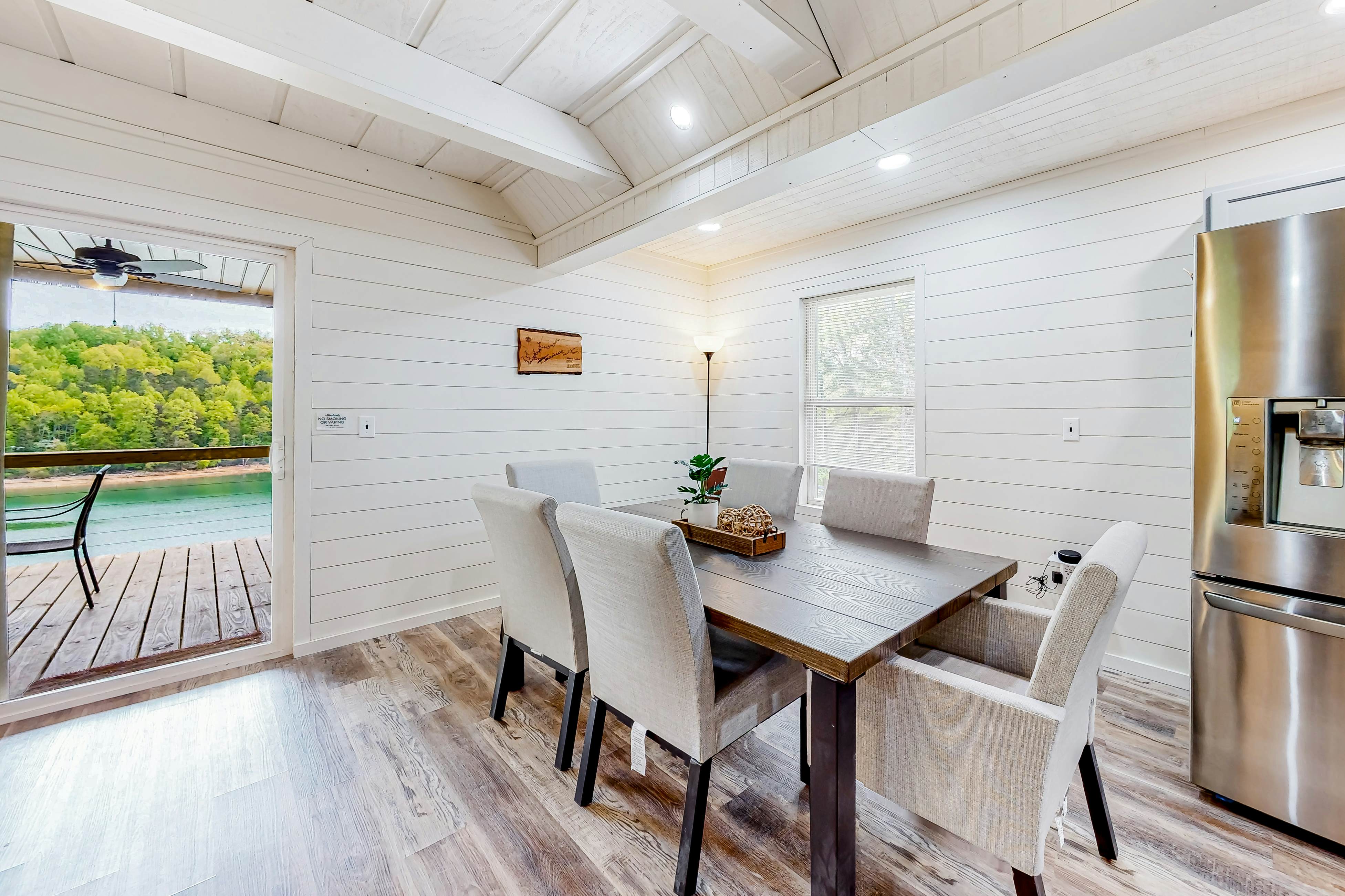 Dog Welcome Waterfront Home, Sleeps 12・Firepit