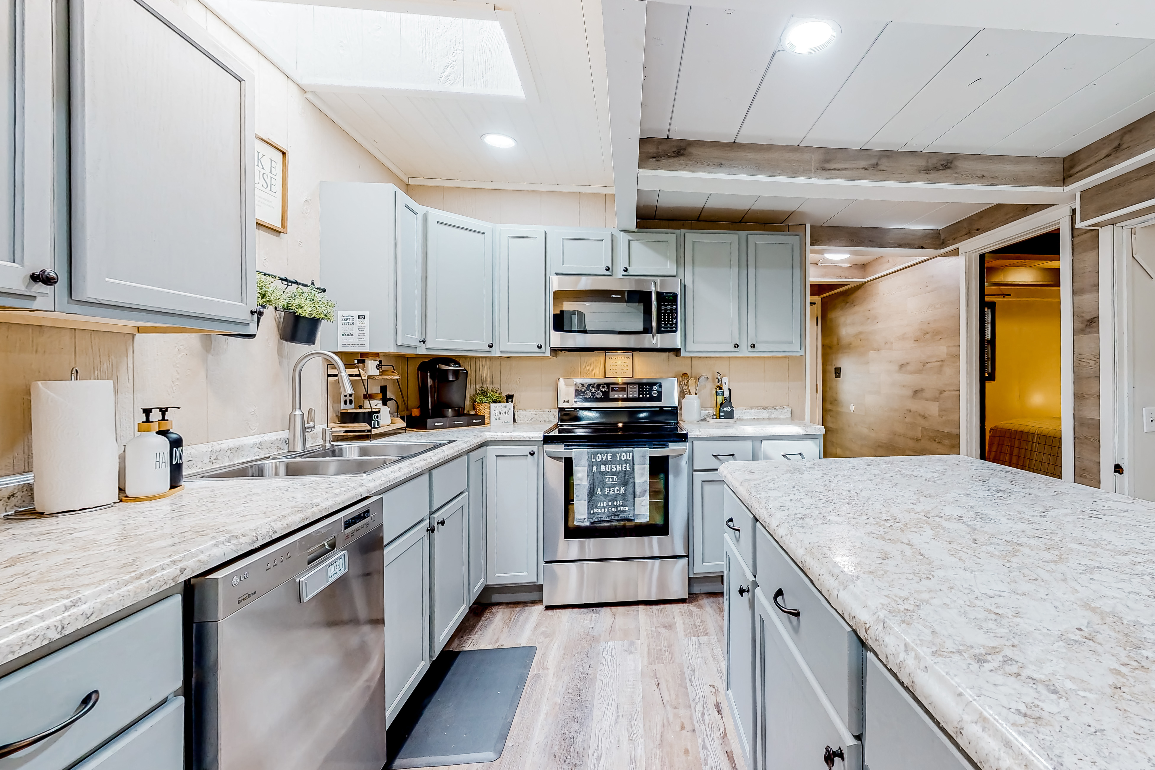 Dog Welcome Waterfront Home, Sleeps 12・Firepit