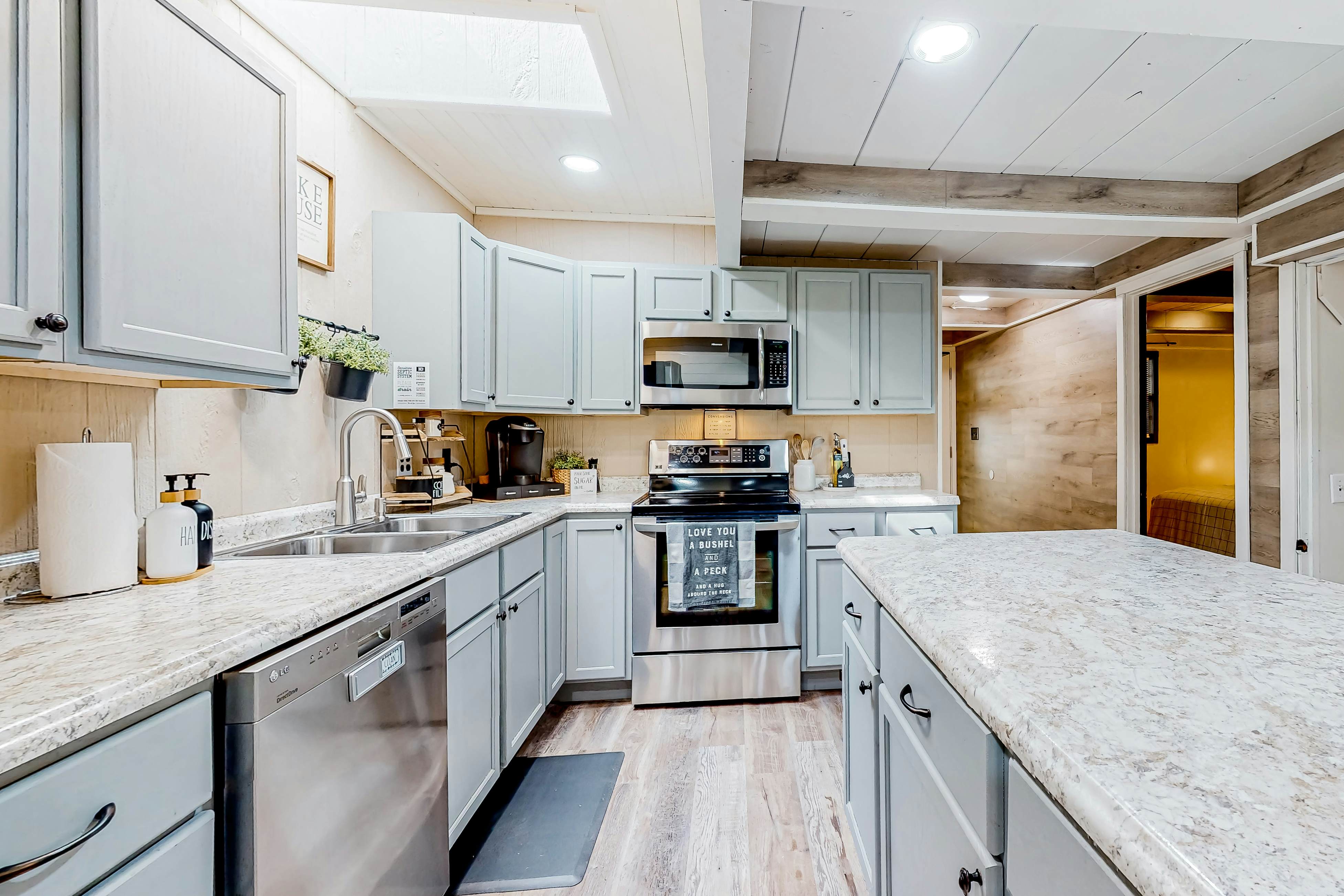 Dog Welcome Waterfront Home, Sleeps 12・Firepit