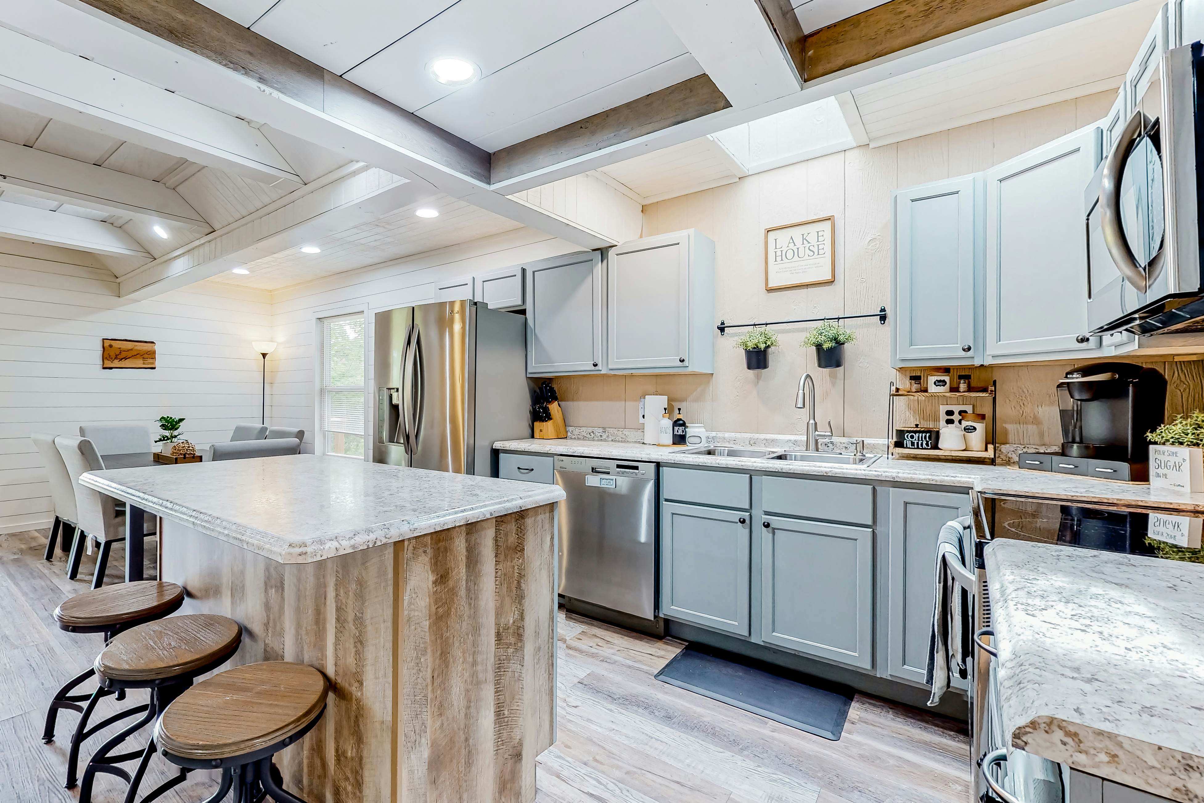 Dog Welcome Waterfront Home, Sleeps 12・Firepit