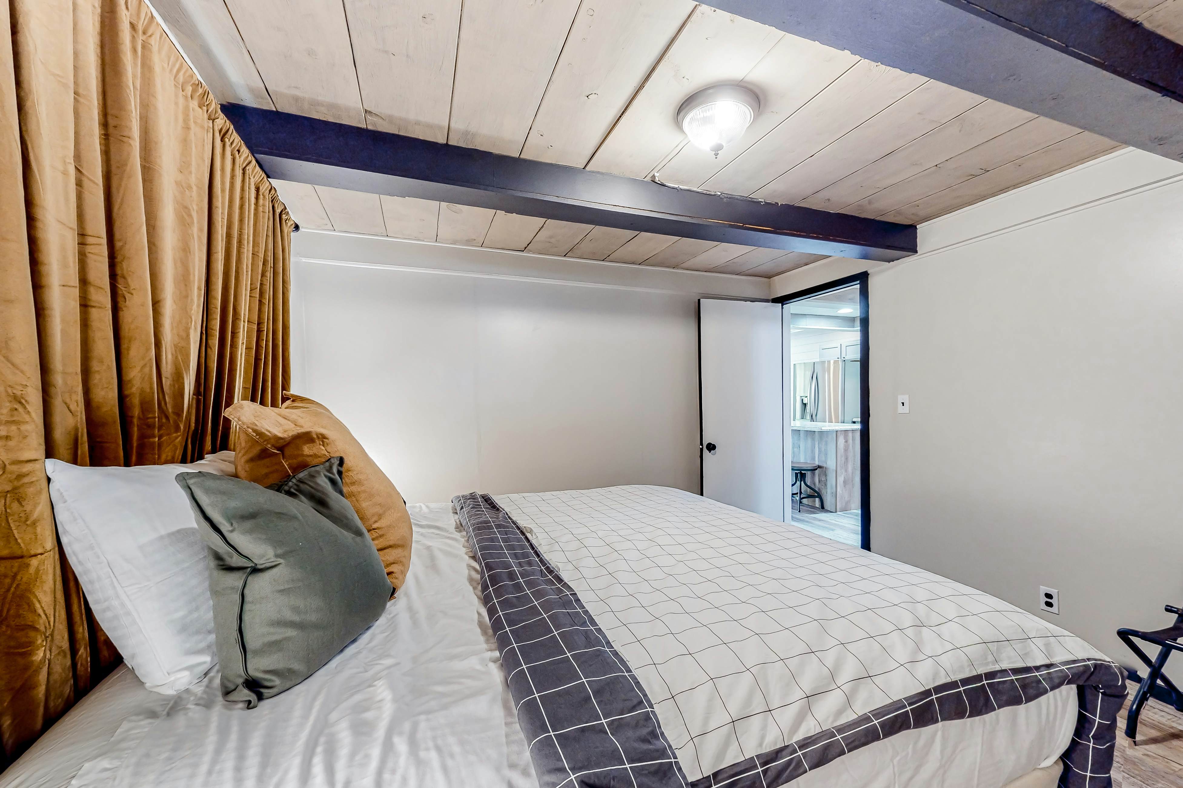 Dog Welcome Waterfront Home, Sleeps 12・Firepit