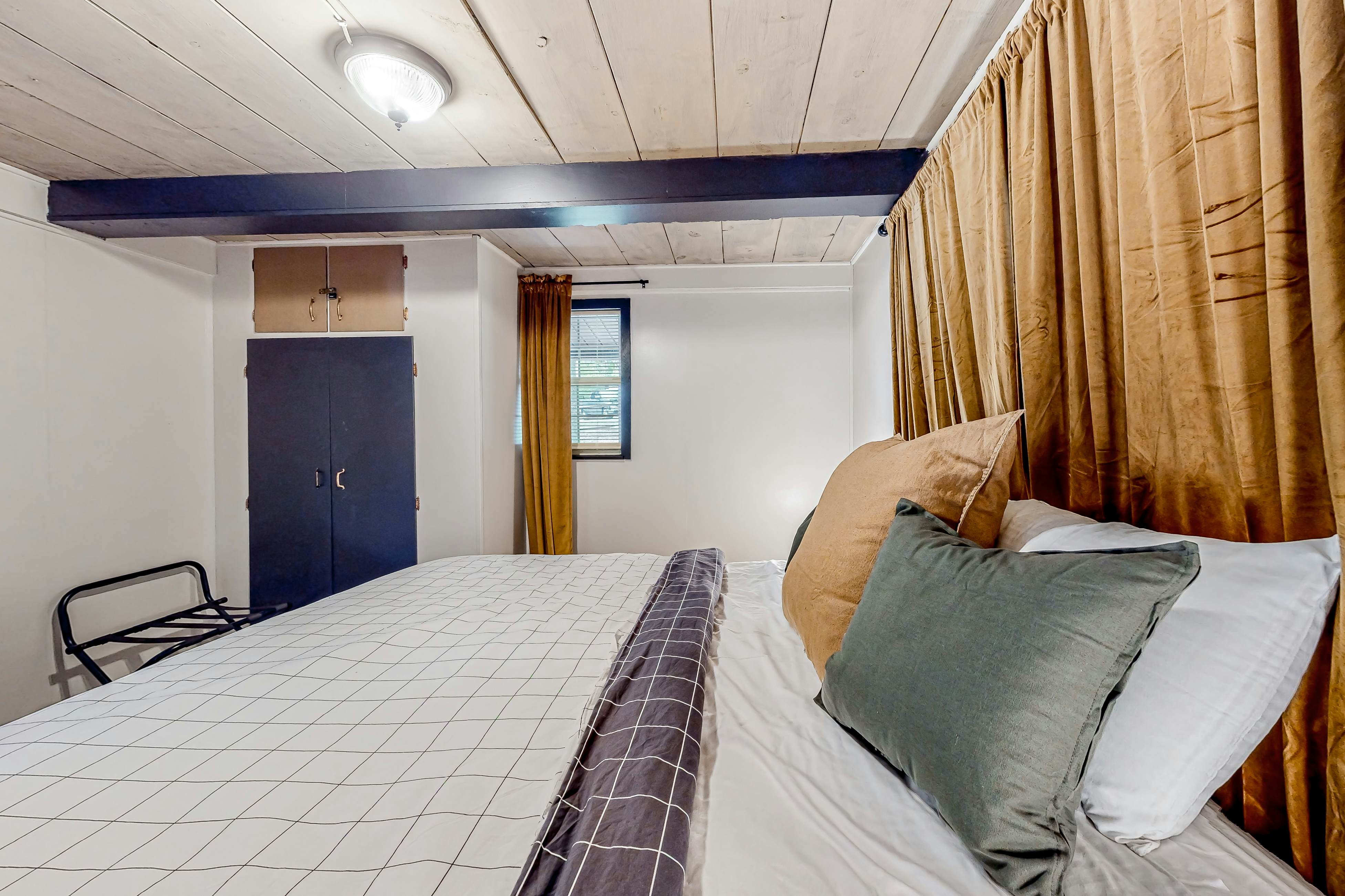 Dog Welcome Waterfront Home, Sleeps 12・Firepit