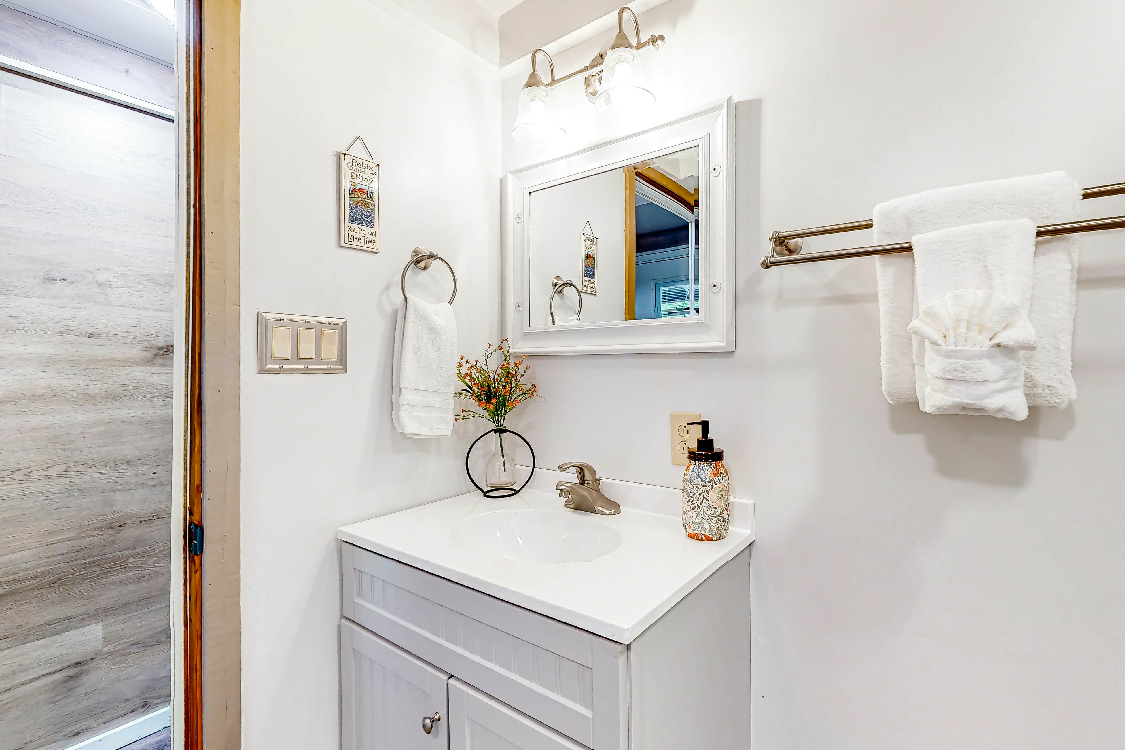 Dog Welcome Waterfront Home, Sleeps 12・Firepit