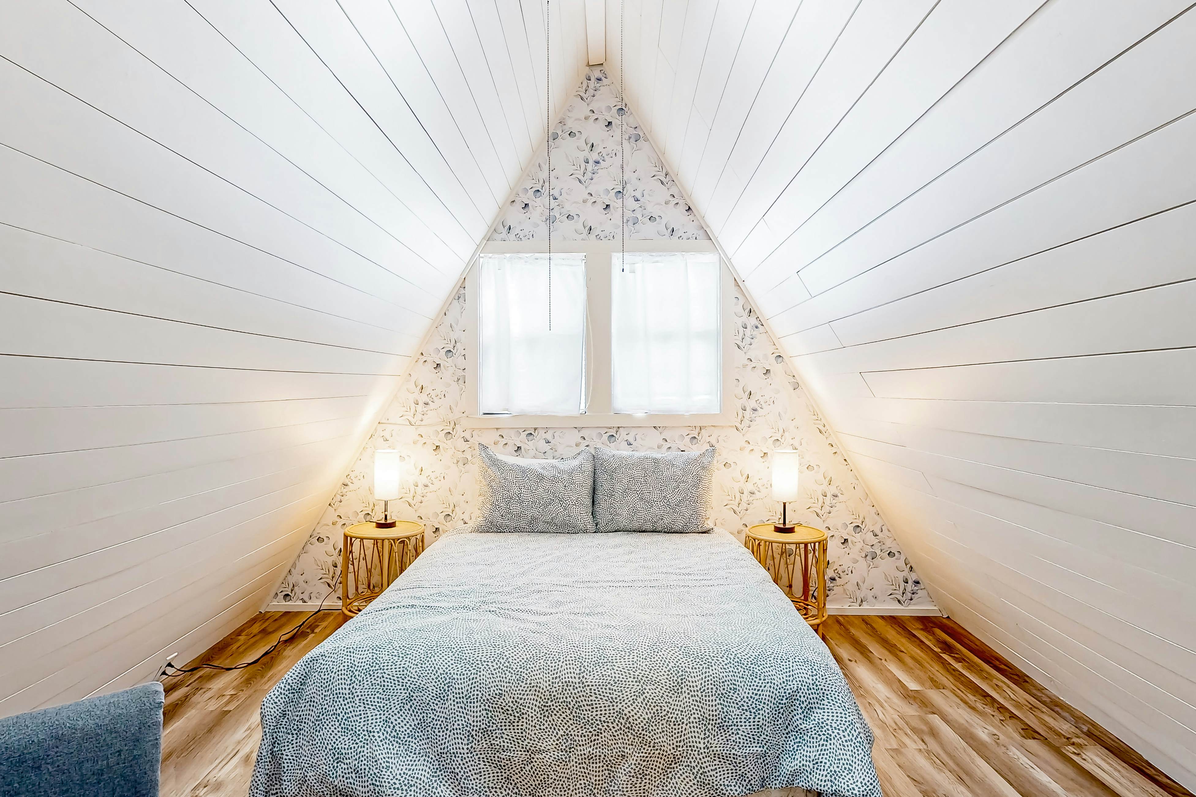 Dog Welcome Waterfront Home, Sleeps 12・Firepit