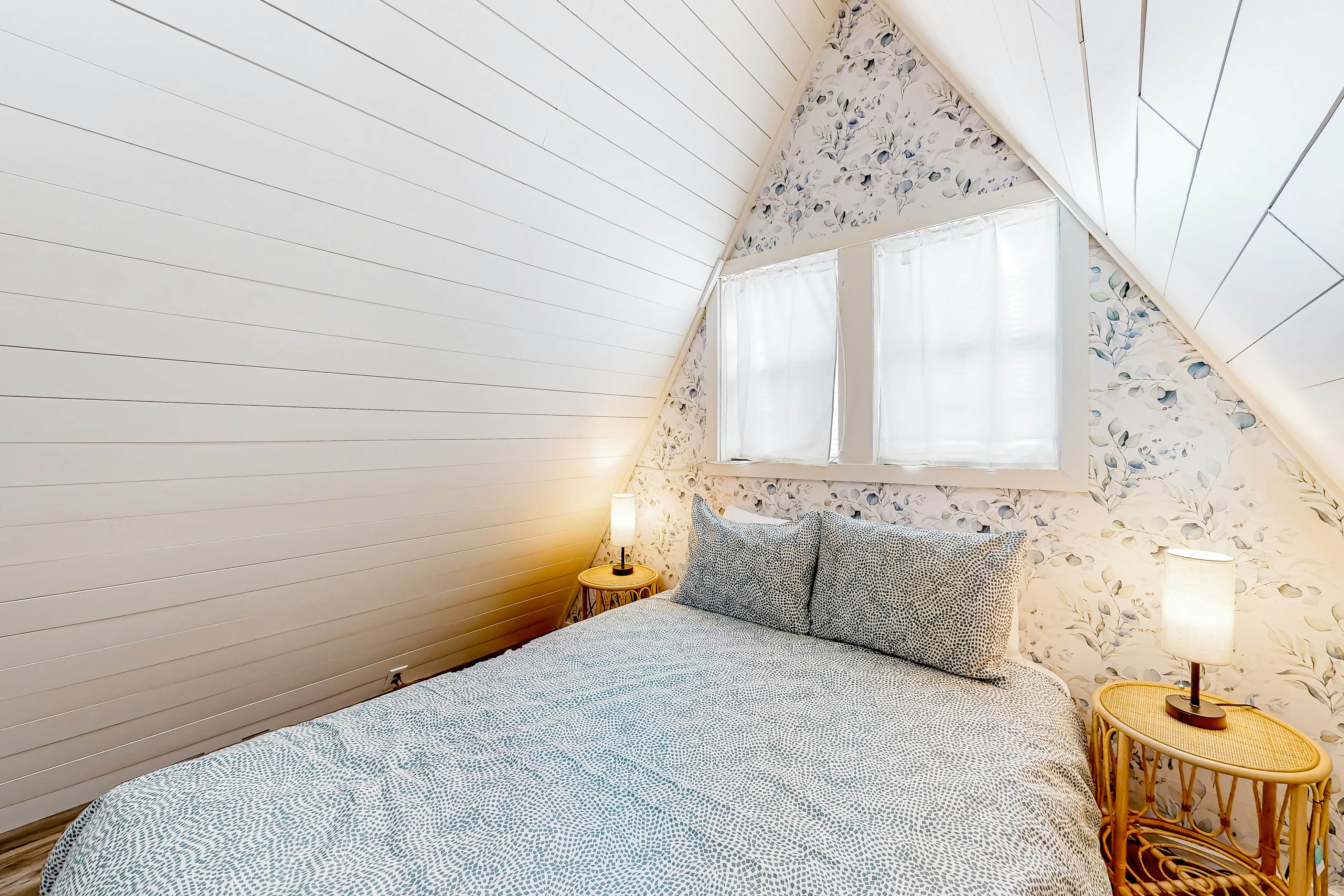 Dog Welcome Waterfront Home, Sleeps 12・Firepit