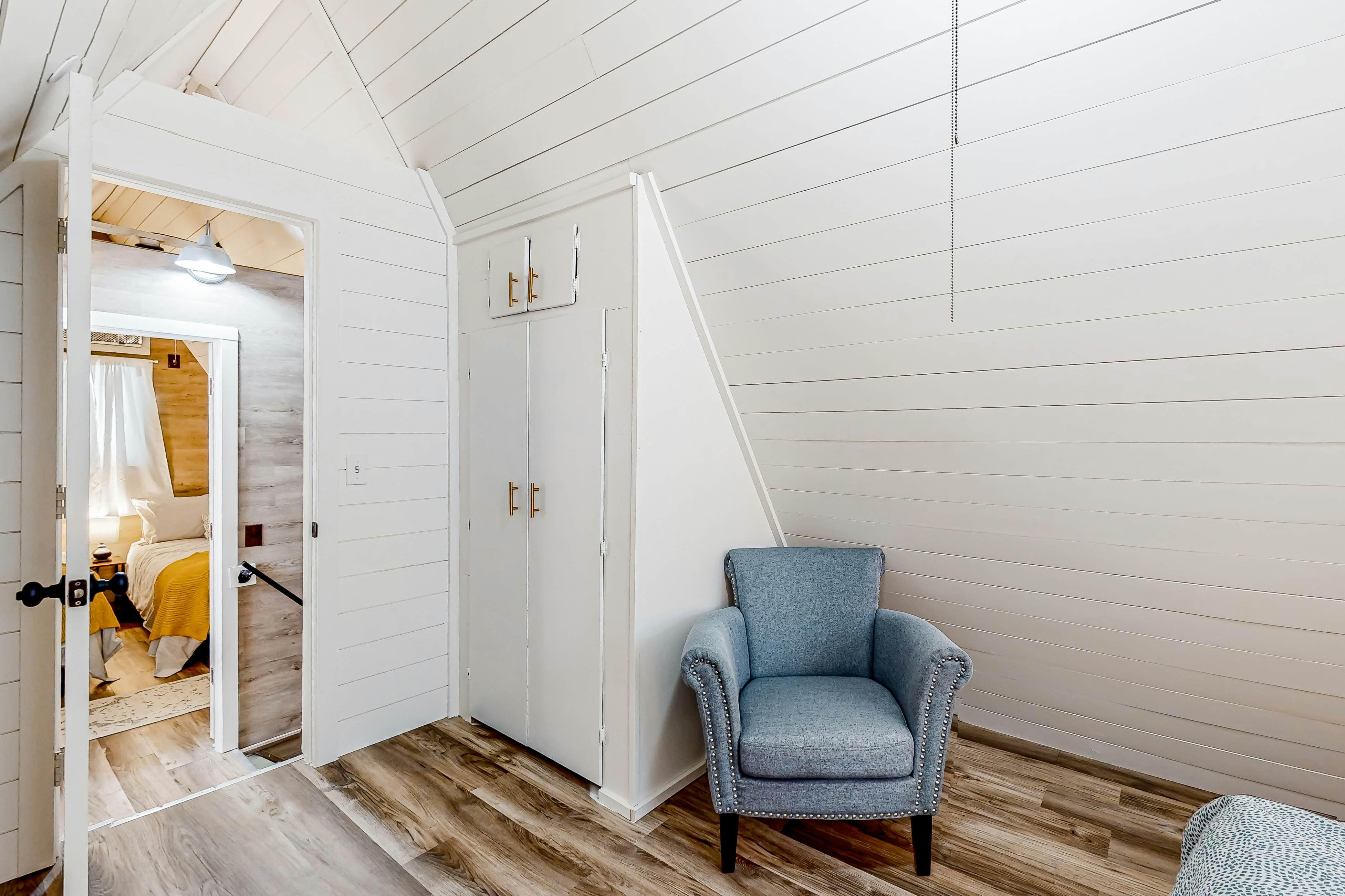 Dog Welcome Waterfront Home, Sleeps 12・Firepit