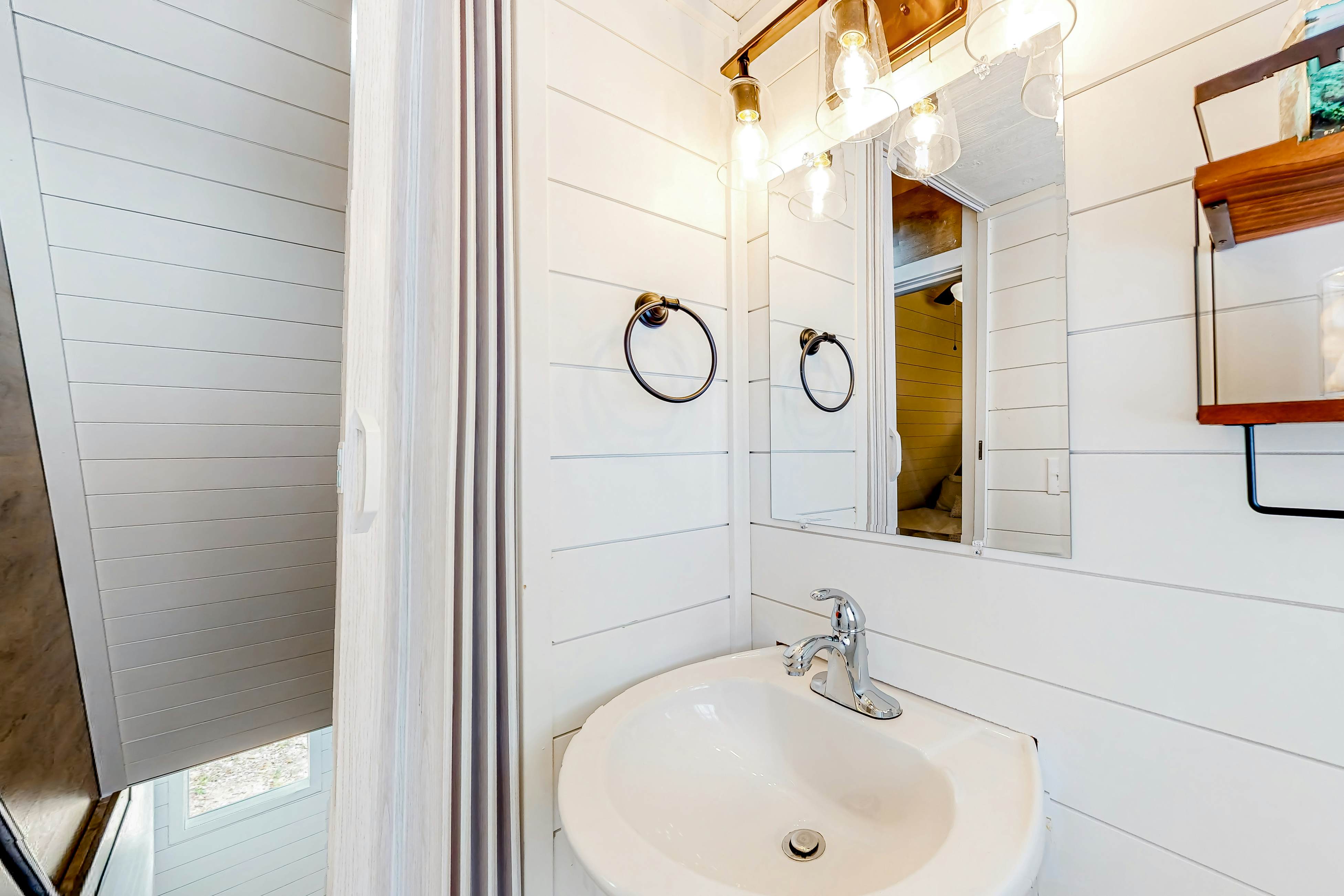 Dog Welcome Waterfront Home, Sleeps 12・Firepit