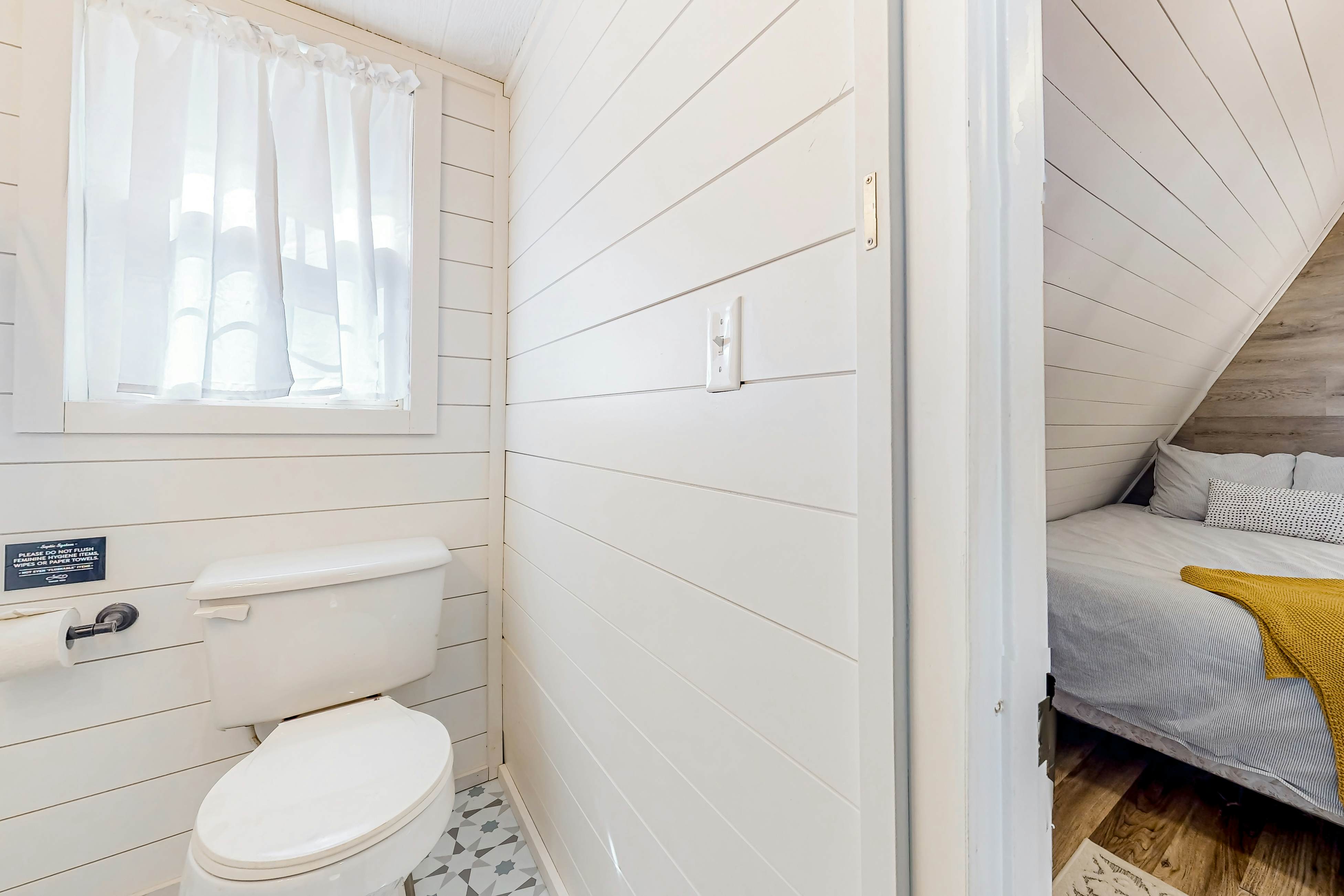 Dog Welcome Waterfront Home, Sleeps 12・Firepit