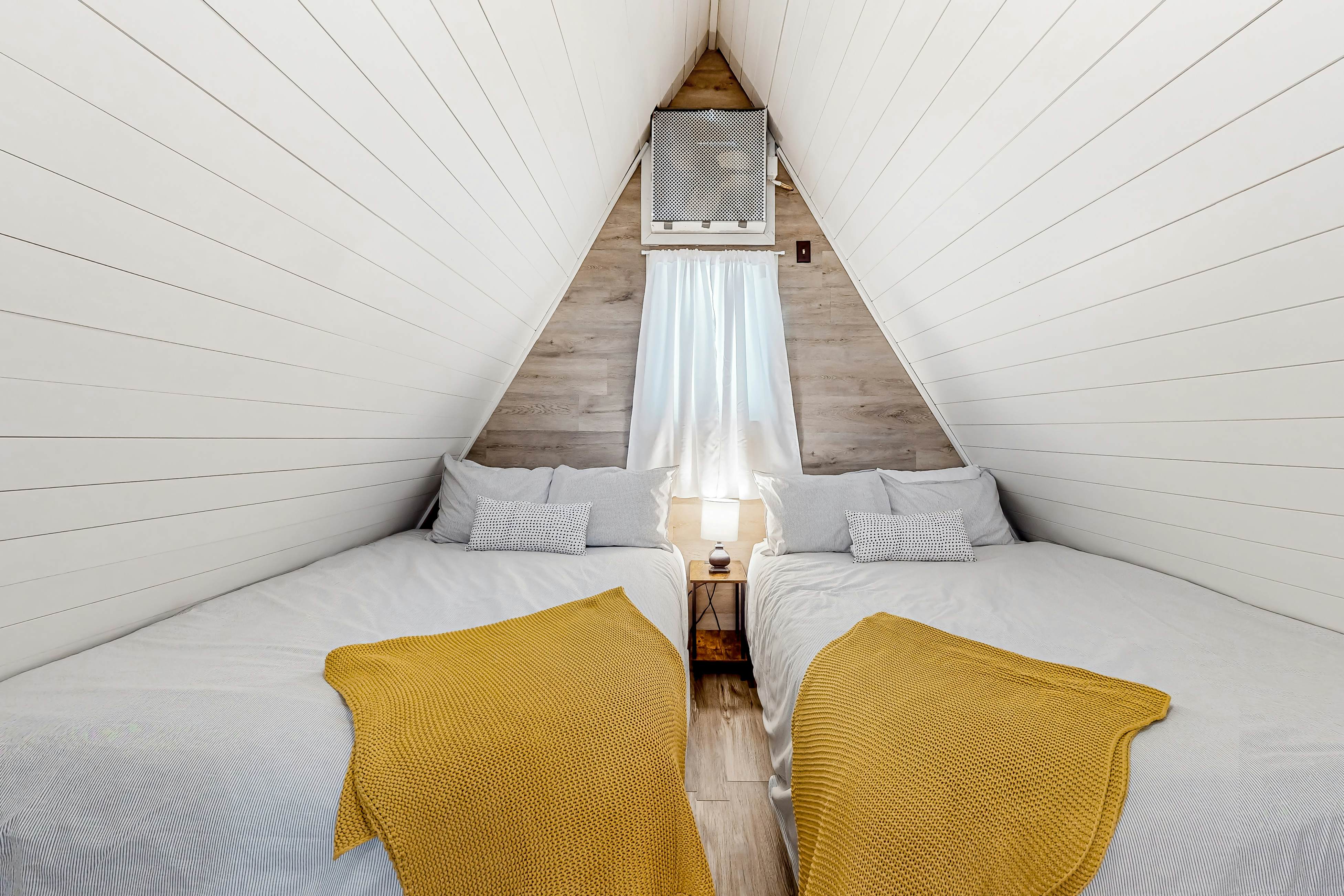 Dog Welcome Waterfront Home, Sleeps 12・Firepit