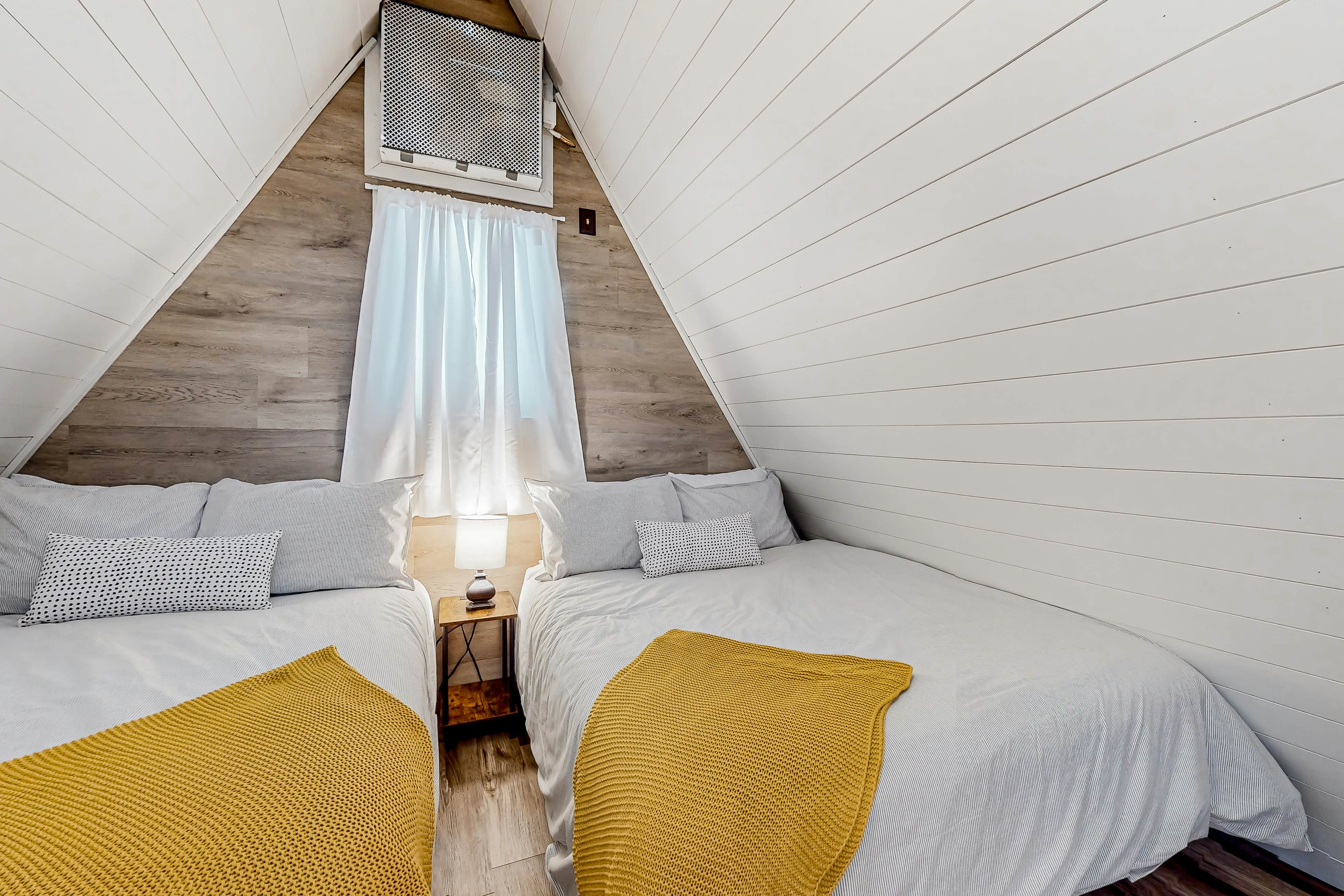 Dog Welcome Waterfront Home, Sleeps 12・Firepit