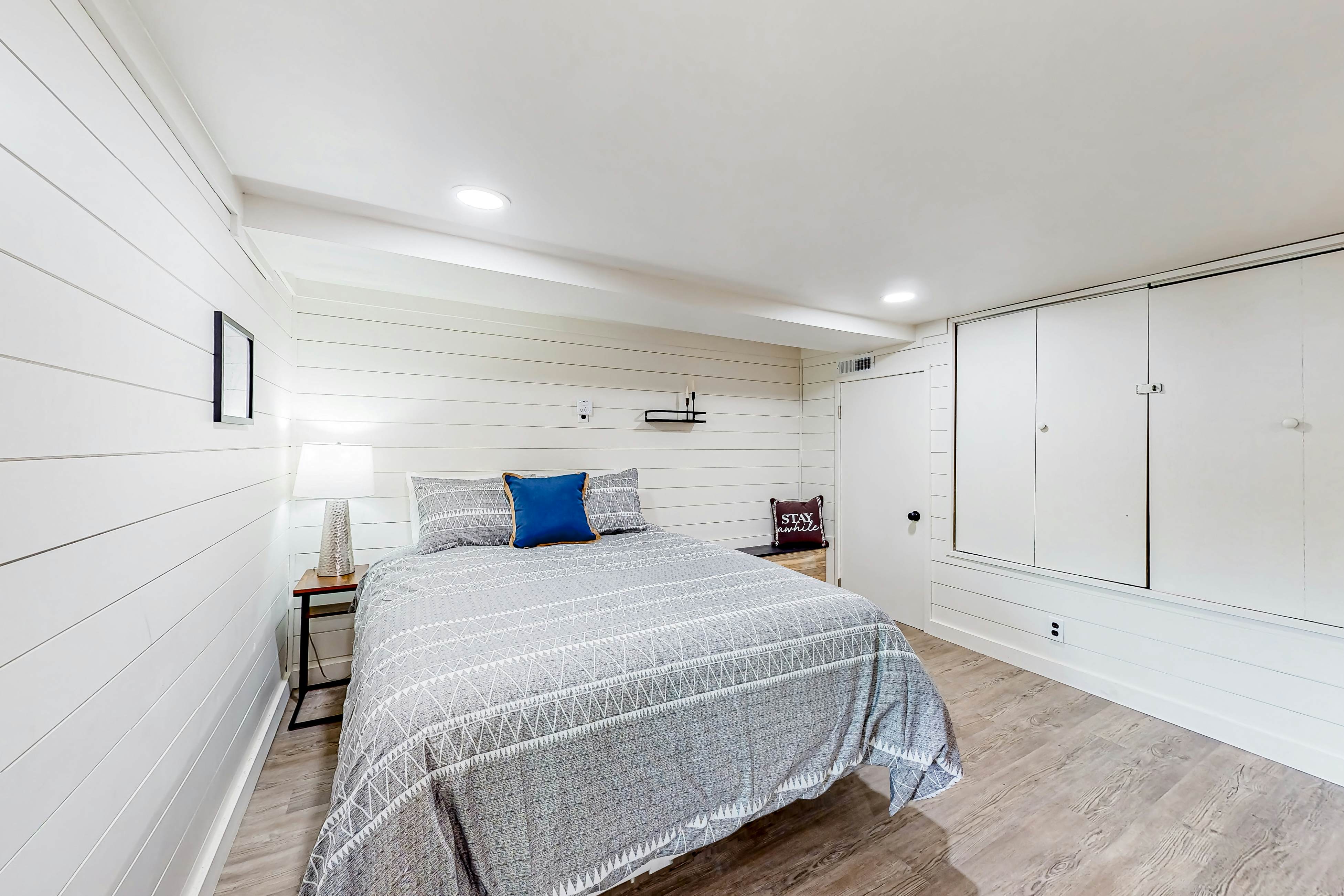 Dog Welcome Waterfront Home, Sleeps 12・Firepit