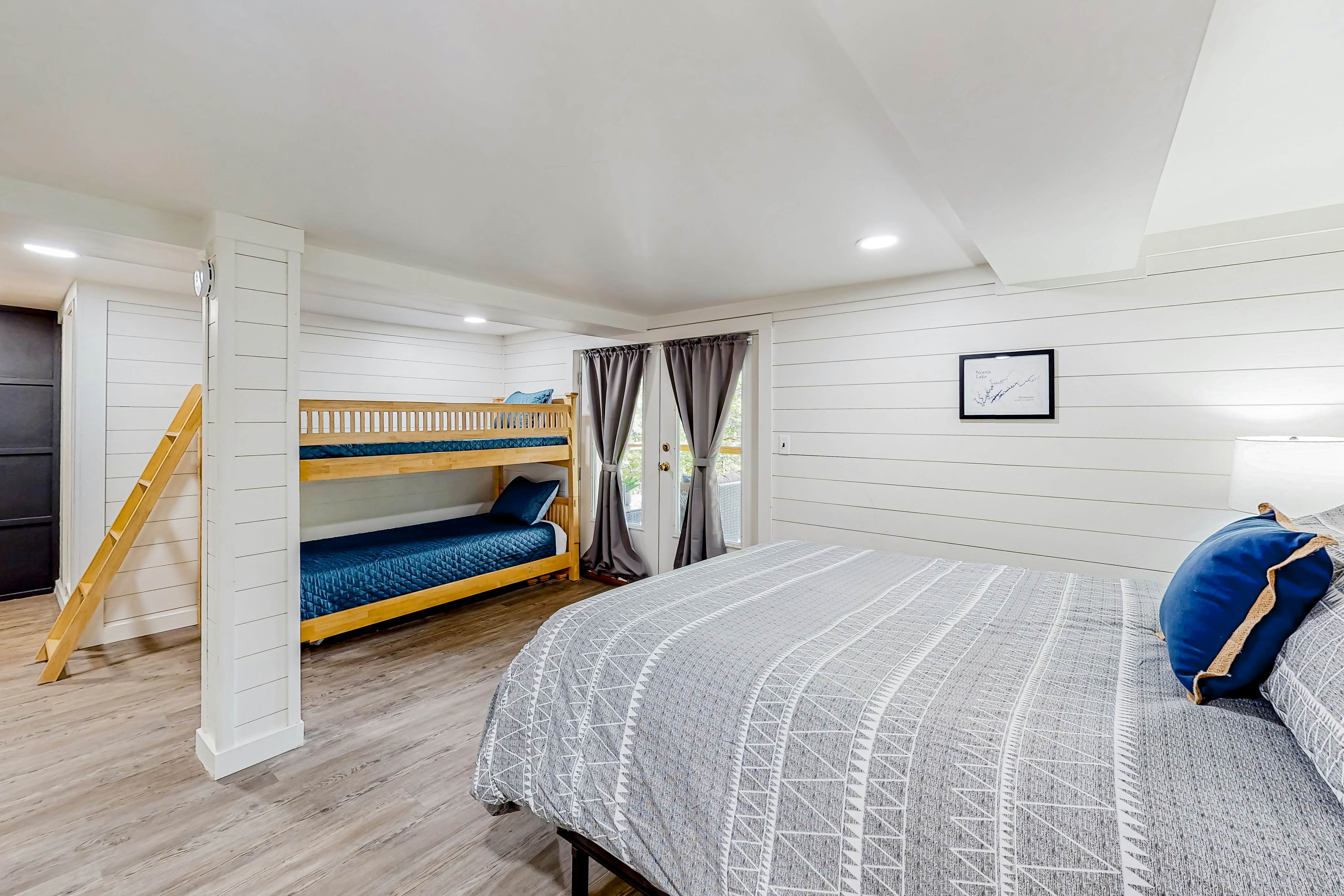 Dog Welcome Waterfront Home, Sleeps 12・Firepit