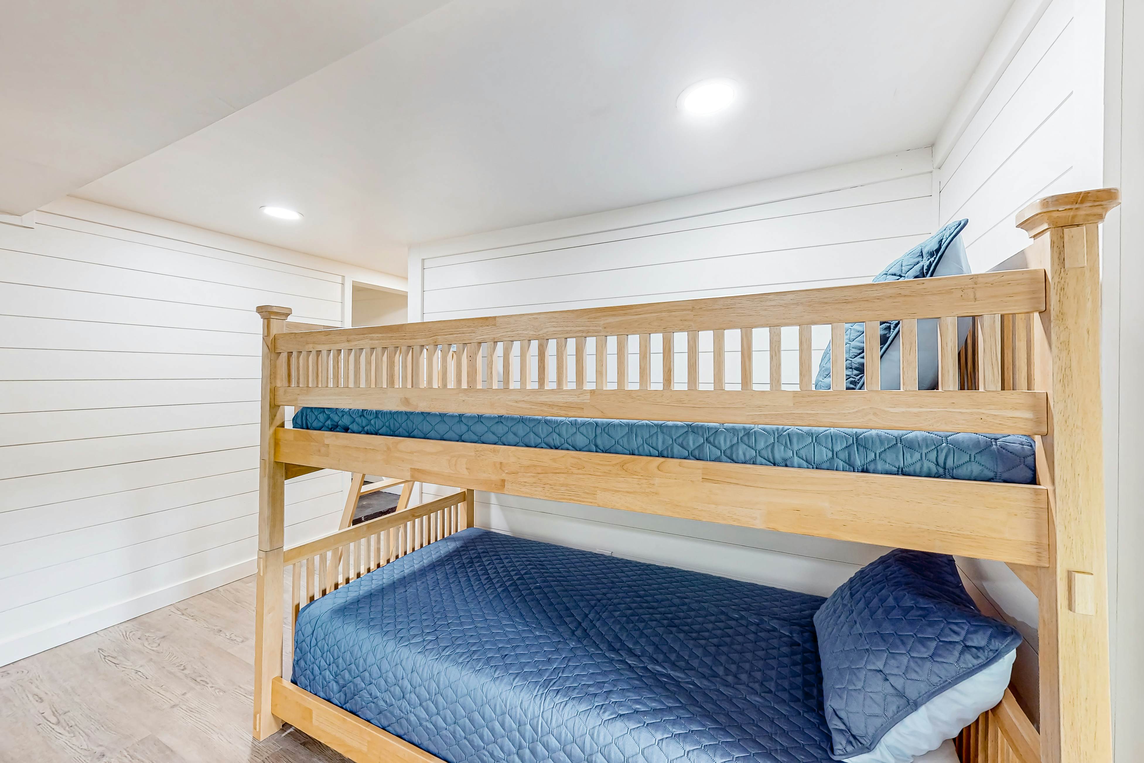 Dog Welcome Waterfront Home, Sleeps 12・Firepit