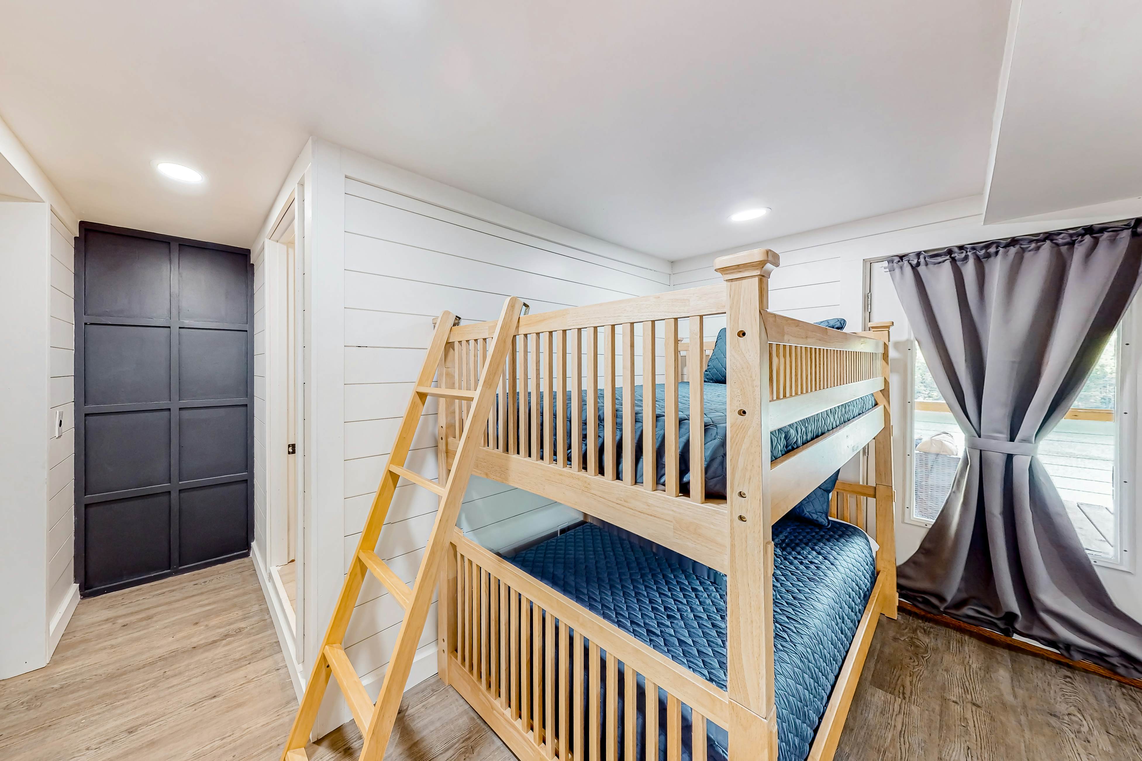 Dog Welcome Waterfront Home, Sleeps 12・Firepit