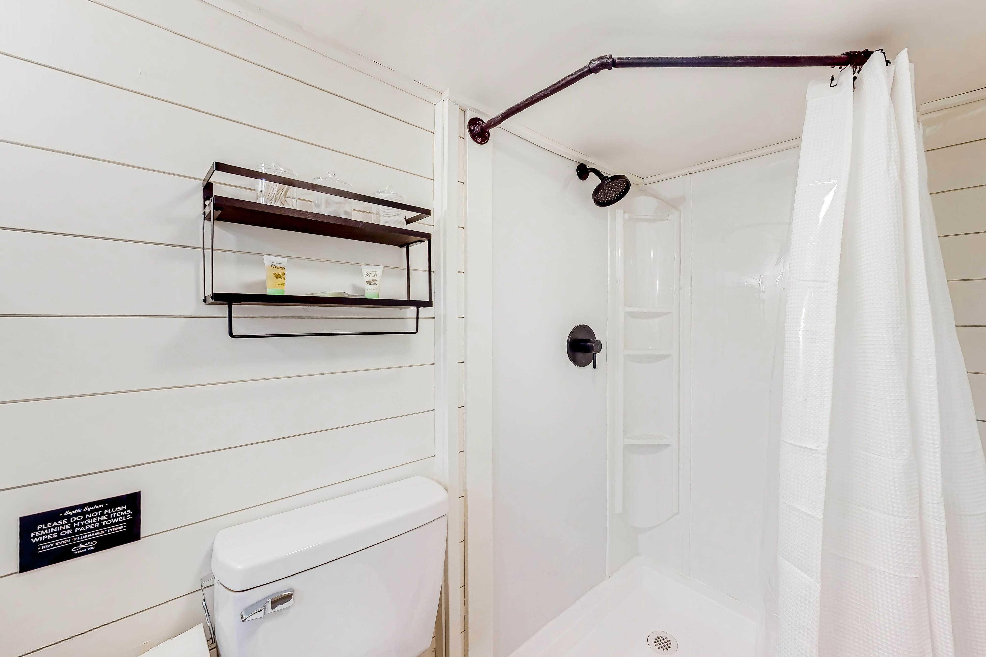 Dog Welcome Waterfront Home, Sleeps 12・Firepit