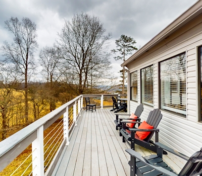 Ultimate Lake Cabin in Deerfield Resort, Sleeps 16・Hot Tub・Outdoor Fun