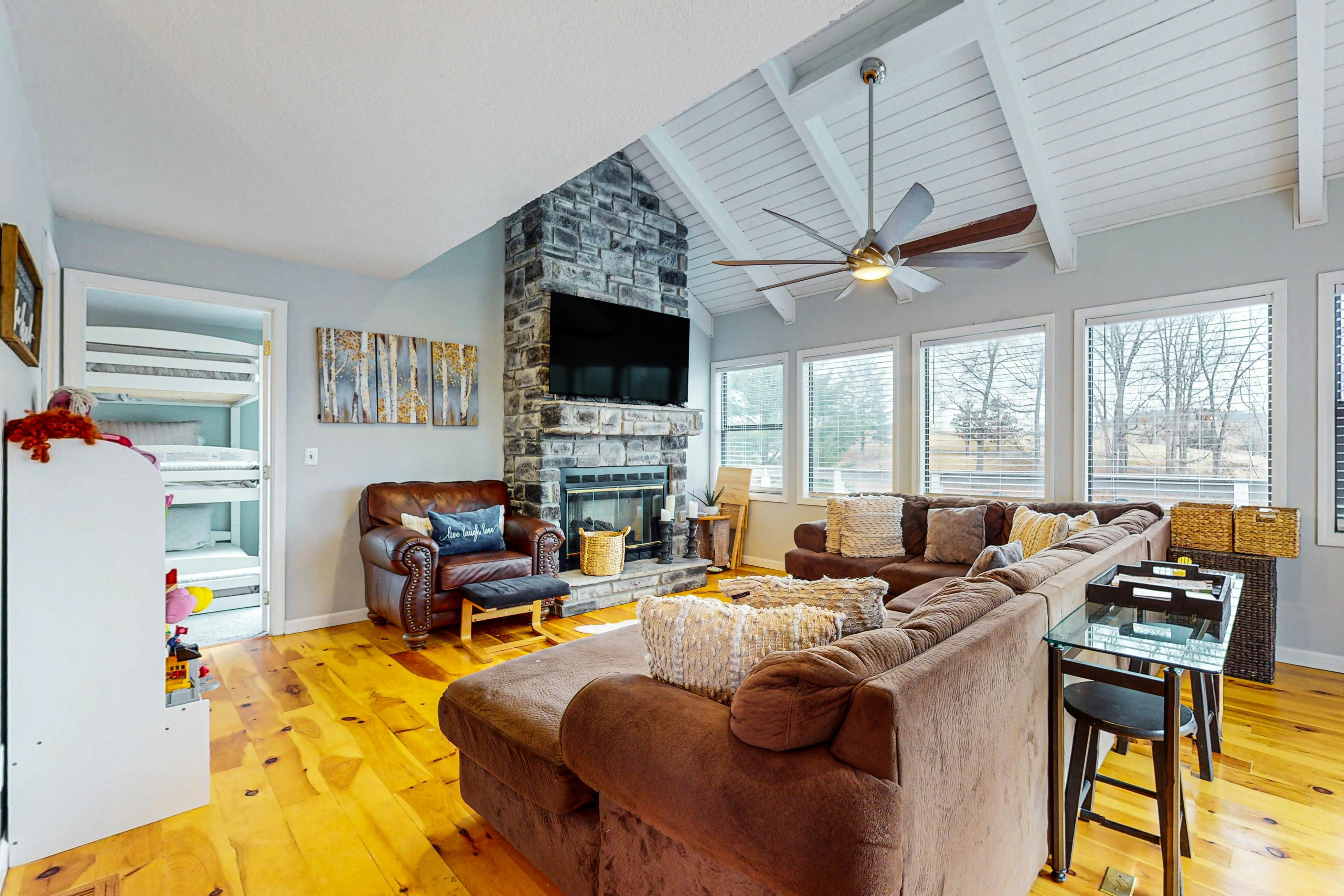 Ultimate Lake Cabin | Hot Tub・Firepit・Outdoor Fun