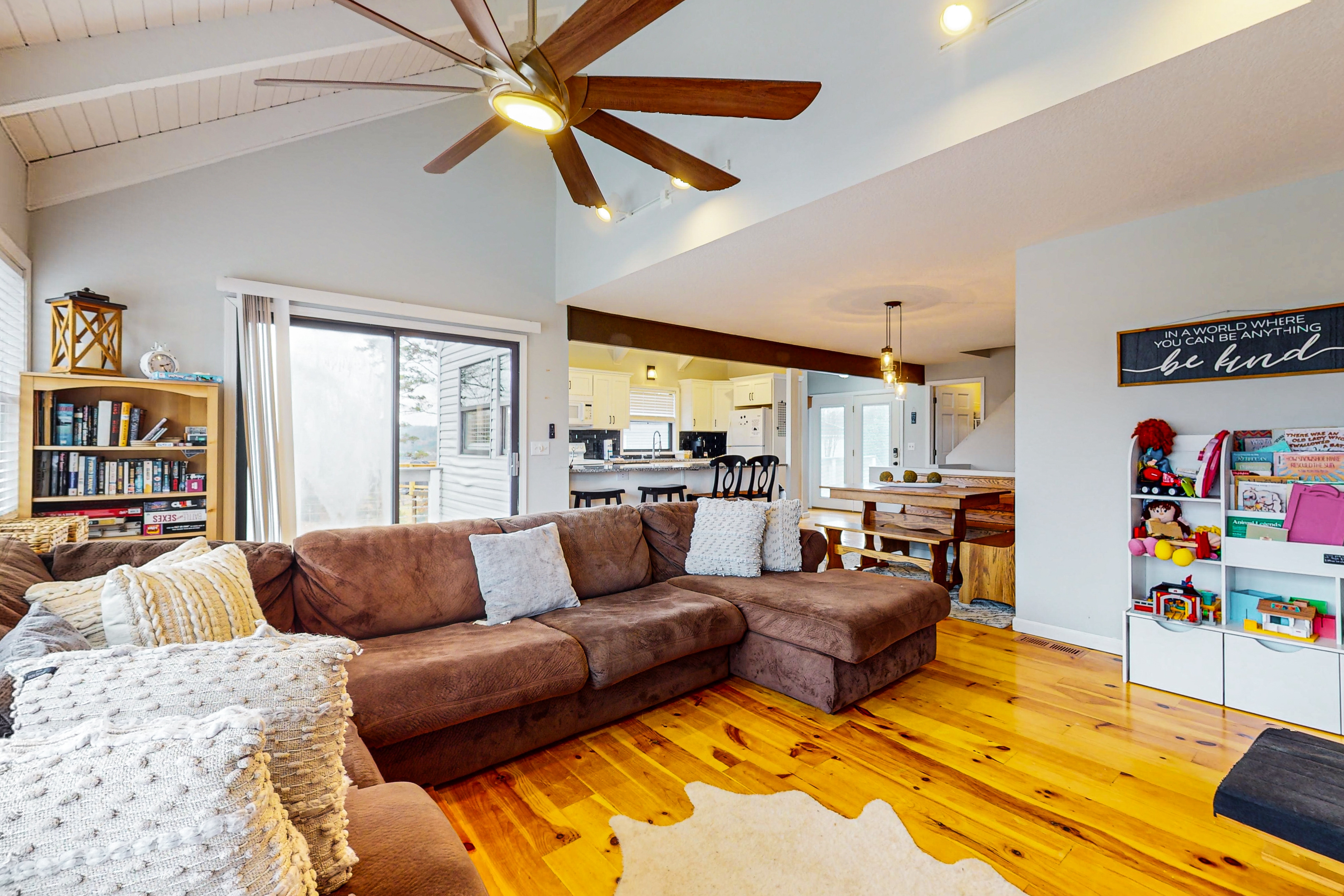 Ultimate Lake Cabin in Deerfield Resort, Sleeps 16・Hot Tub・Outdoor Fun