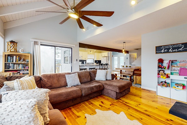 Ultimate Lake Cabin in Deerfield Resort, Sleeps 16・Hot Tub・Outdoor Fun