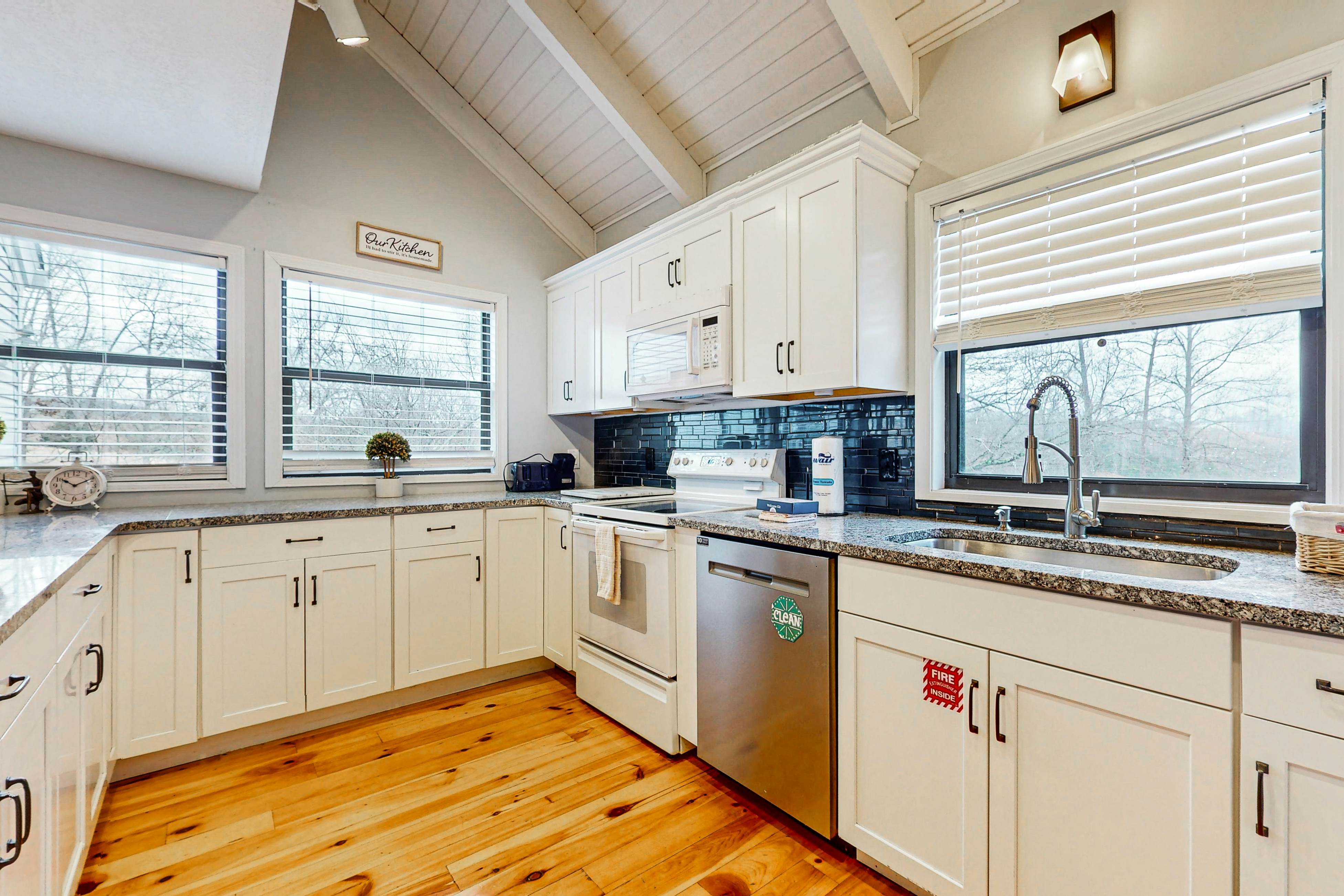 Ultimate Lake Cabin | Hot Tub・Firepit・Outdoor Fun