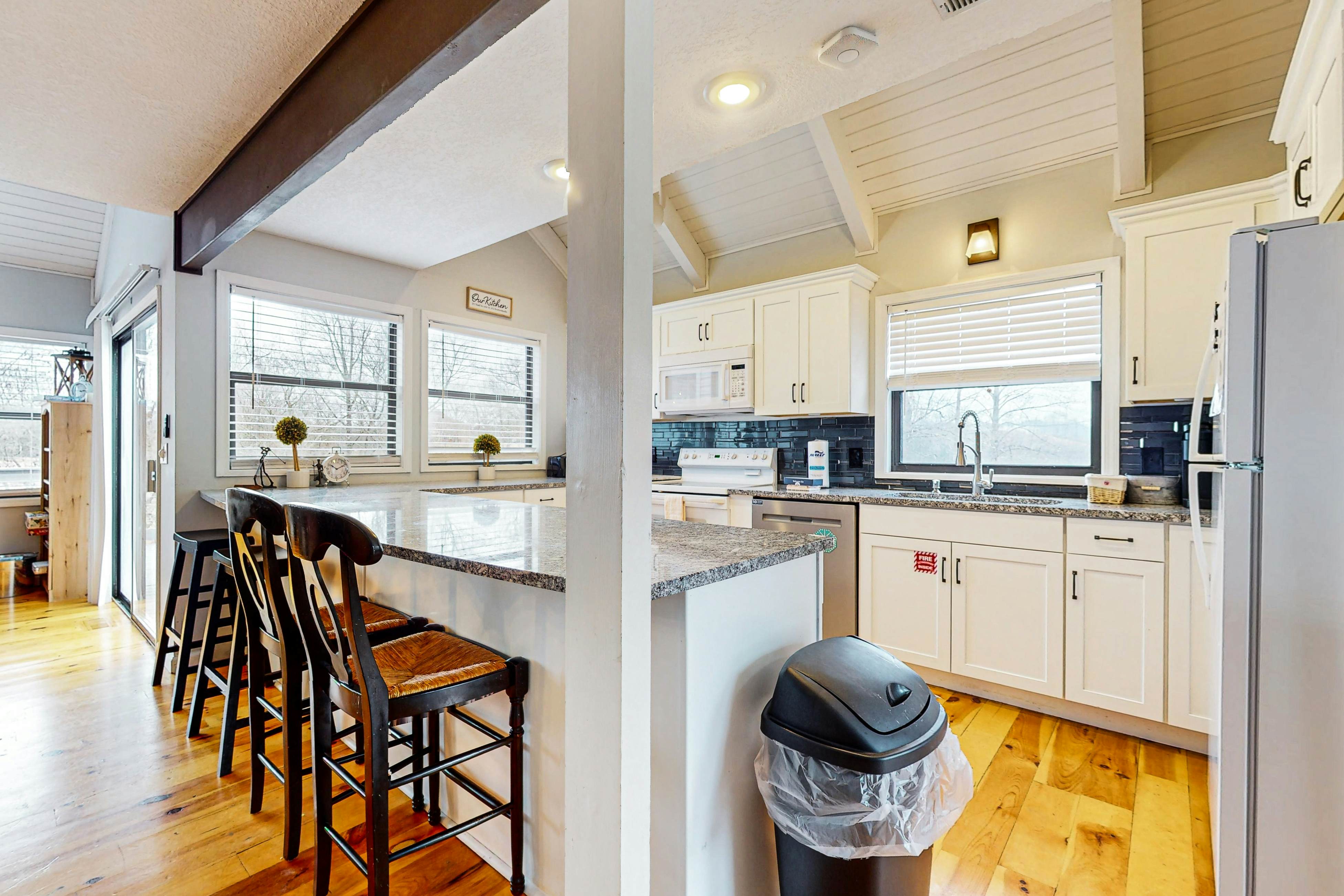 Ultimate Lake Cabin | Hot Tub・Firepit・Outdoor Fun