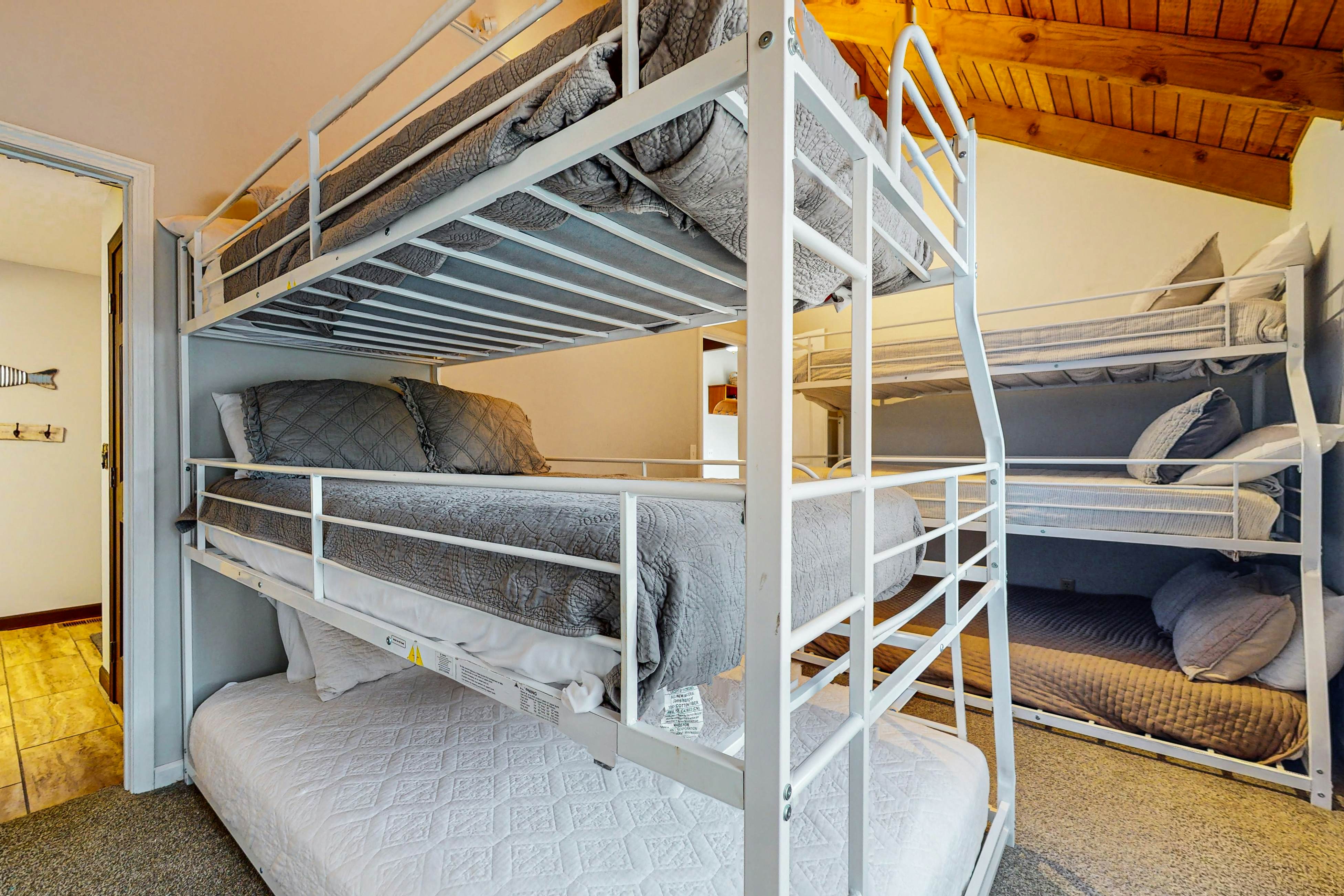 Ultimate Lake Cabin | Hot Tub・Firepit・Outdoor Fun