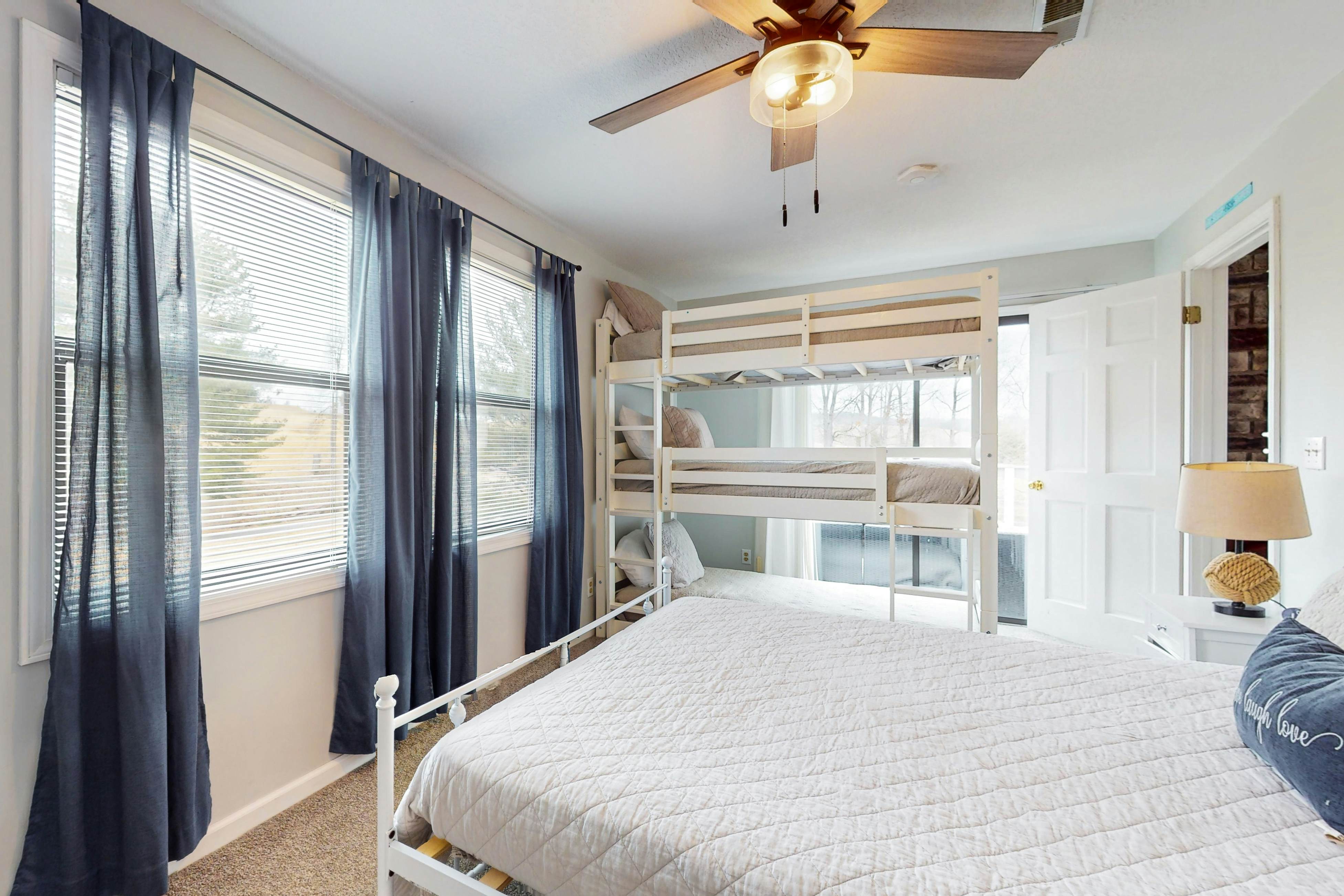 Ultimate Lake Cabin | Hot Tub・Firepit・Outdoor Fun