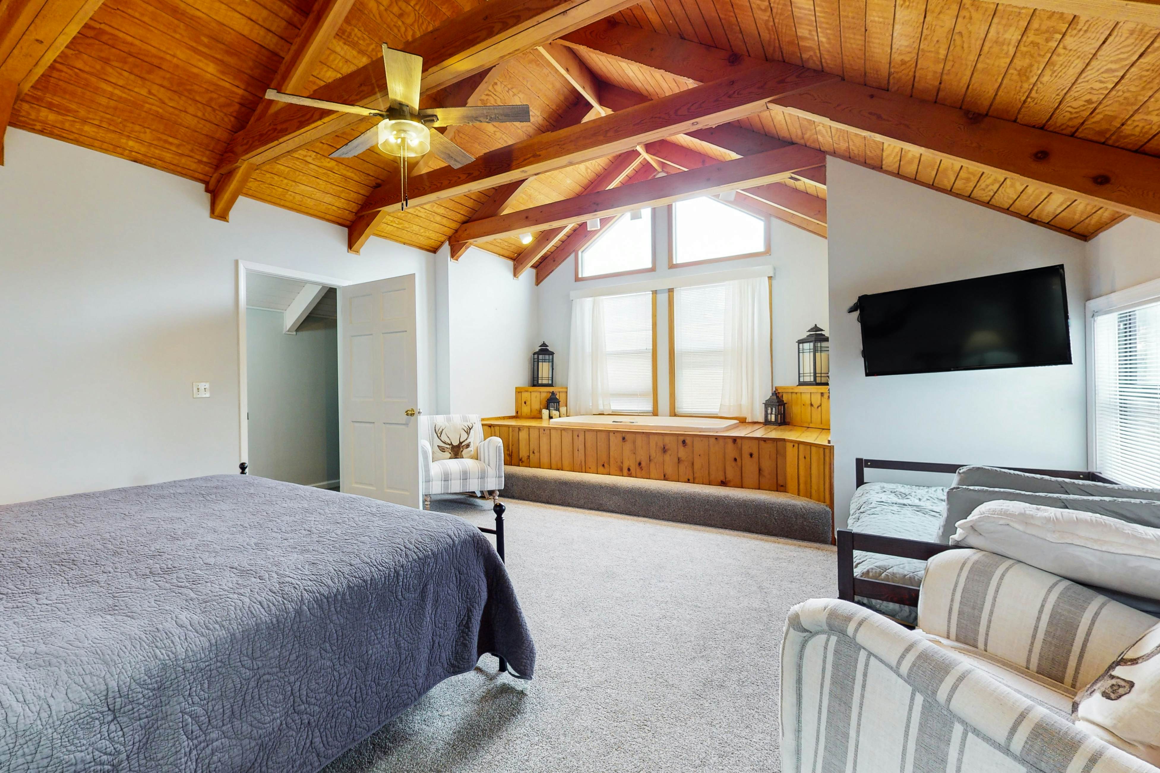 Ultimate Lake Cabin | Hot Tub・Firepit・Outdoor Fun