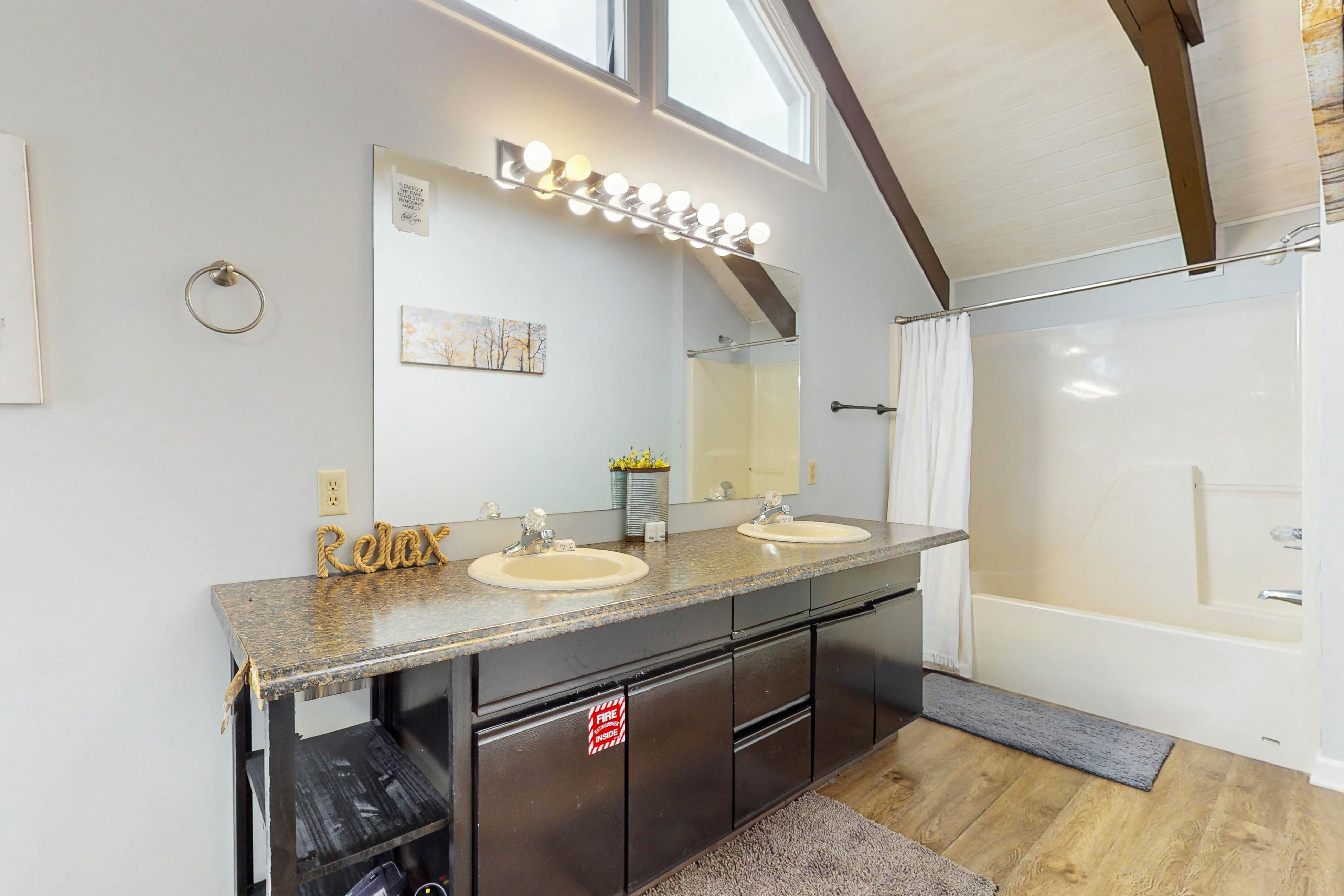 Ultimate Lake Cabin | Hot Tub・Firepit・Outdoor Fun