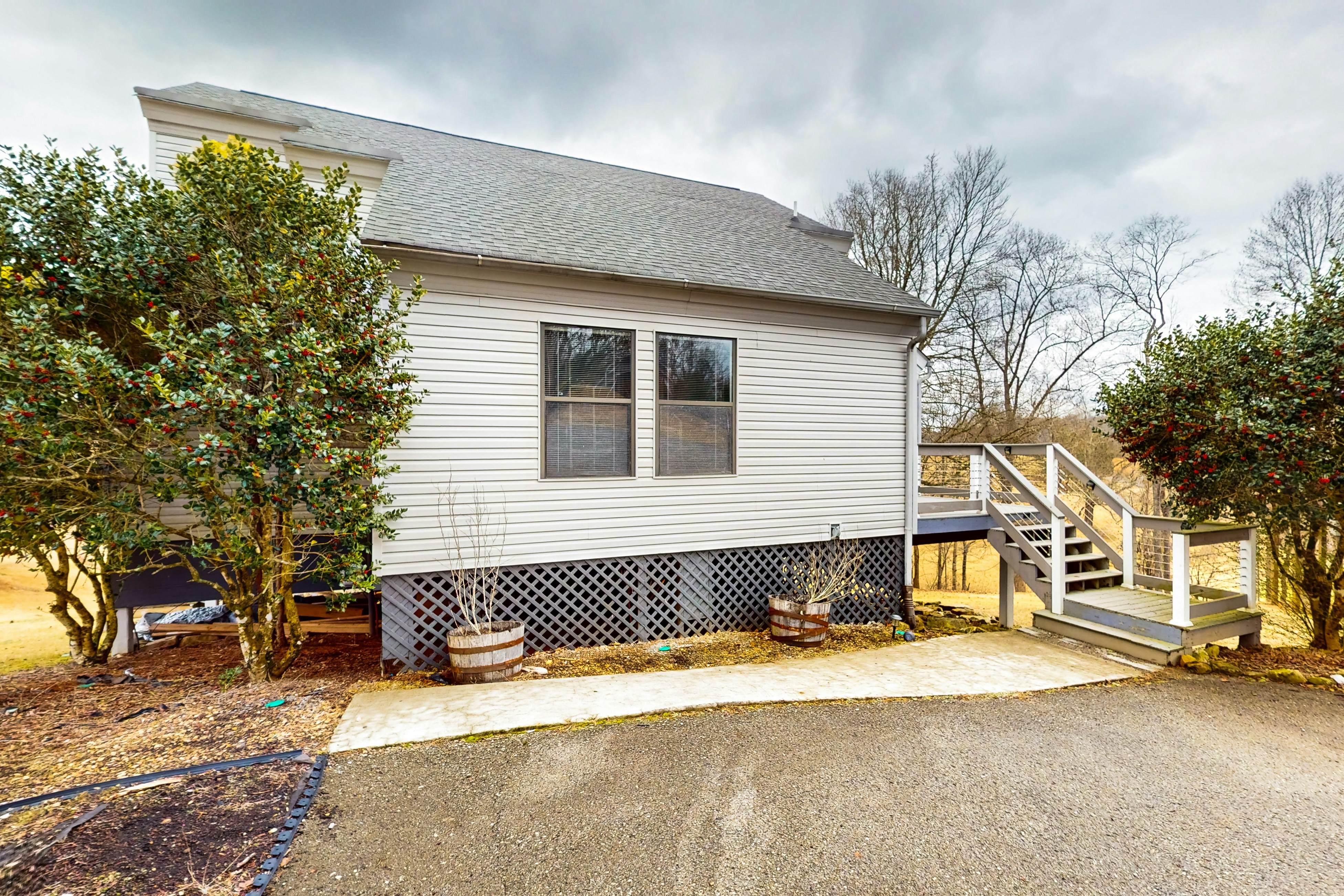 Ultimate Lake Cabin | Hot Tub・Firepit・Outdoor Fun