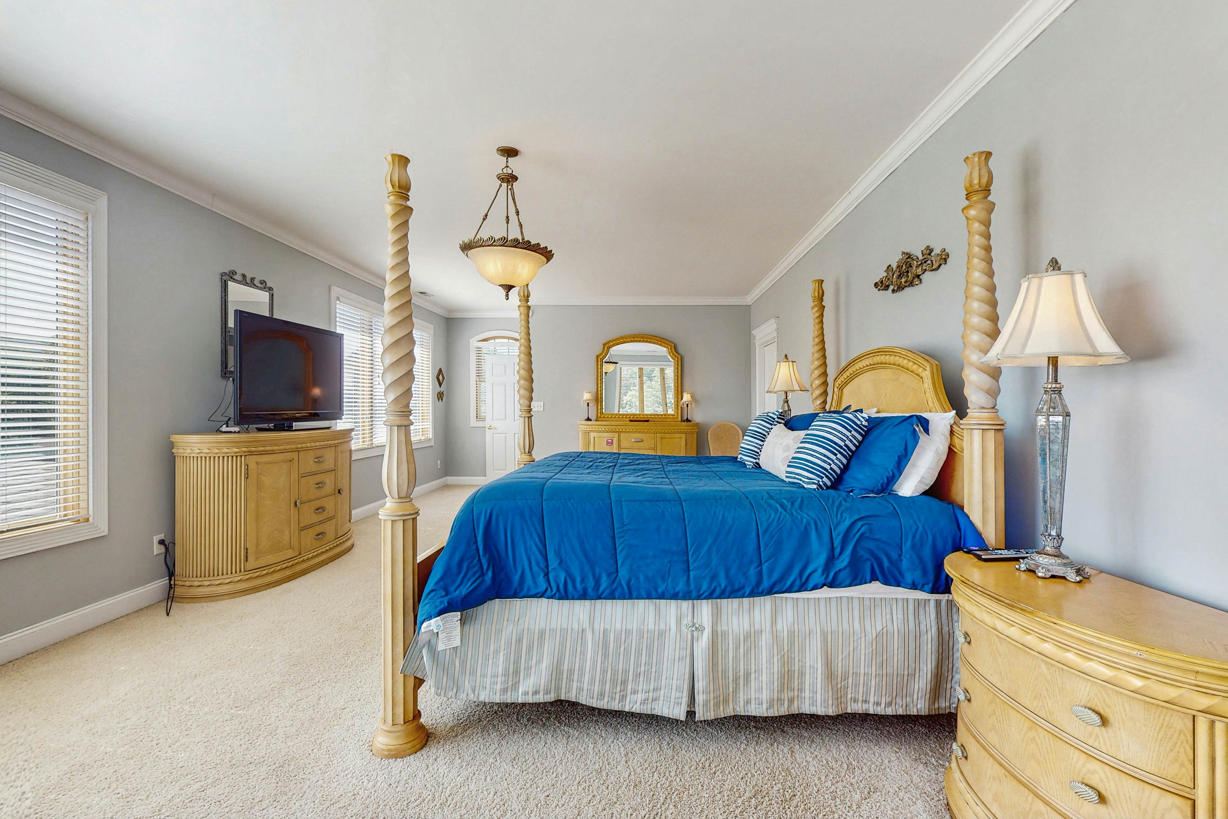 Stunning lake front home w/dock, card tables, wet bar, fire pit & amazing views!