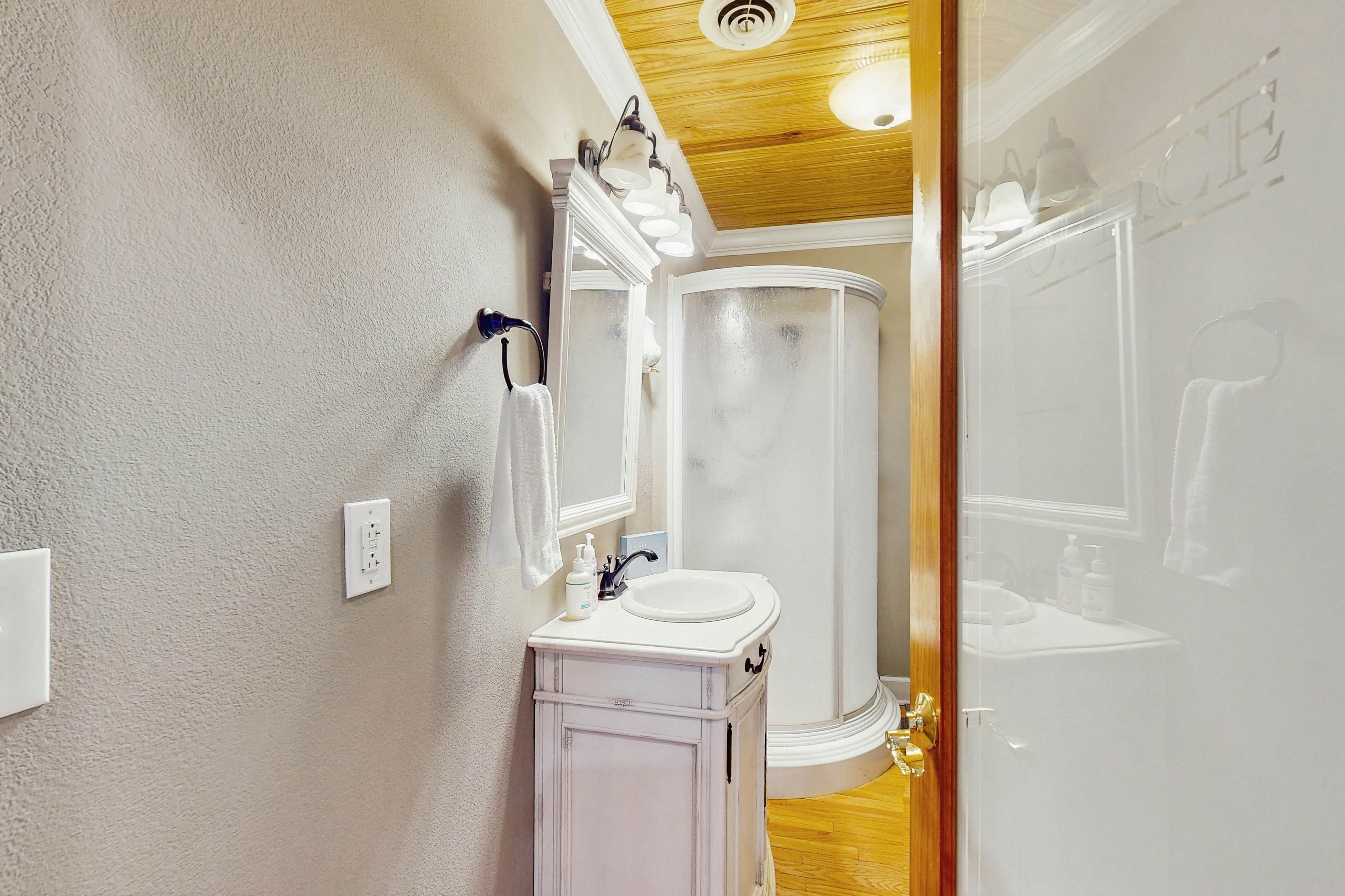 Stunning lake front home w/dock, card tables, wet bar, fire pit & amazing views!