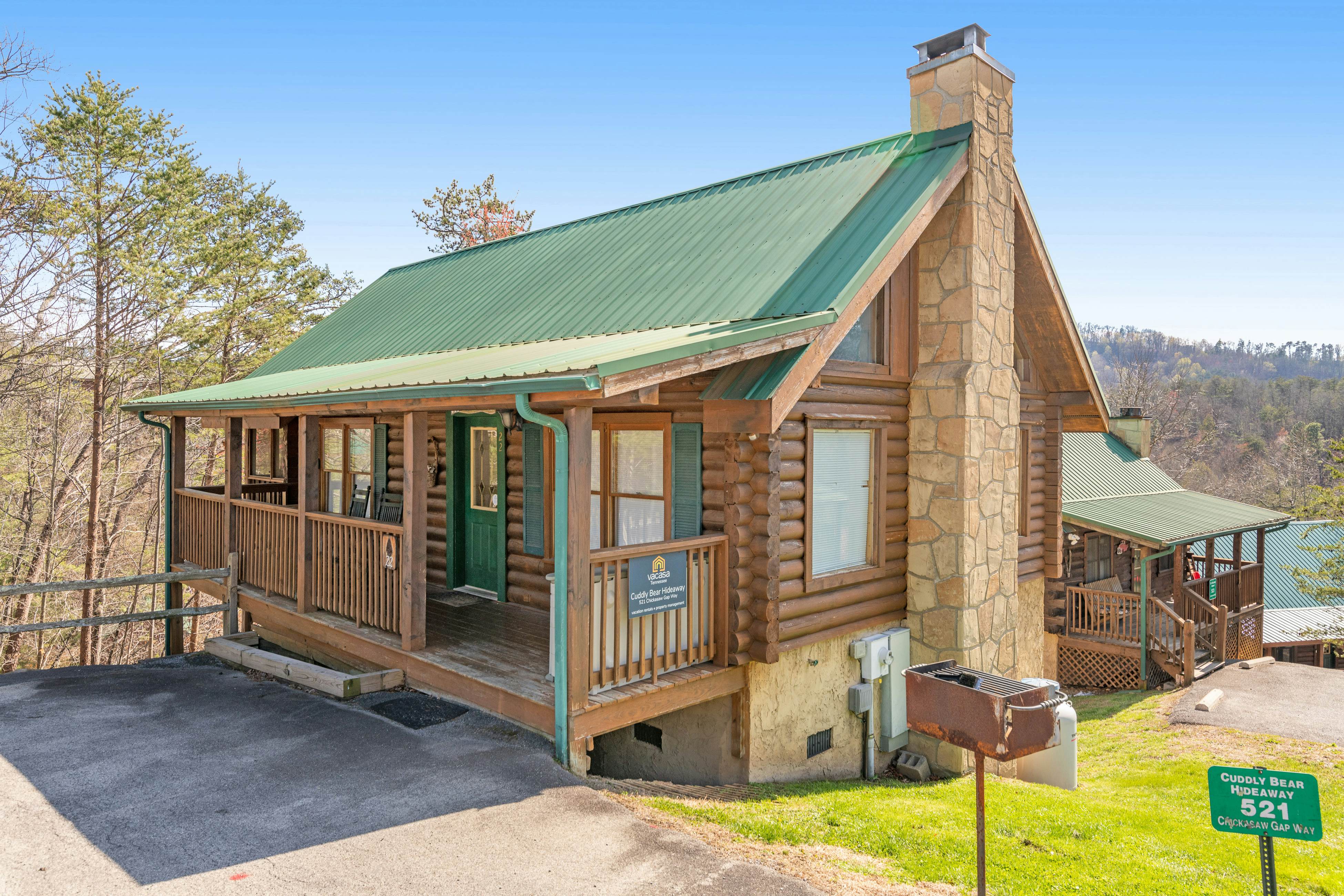 Dog-Friendly Cabin w/ Private Hot Tub & Free Attraction Tickets - Great Location