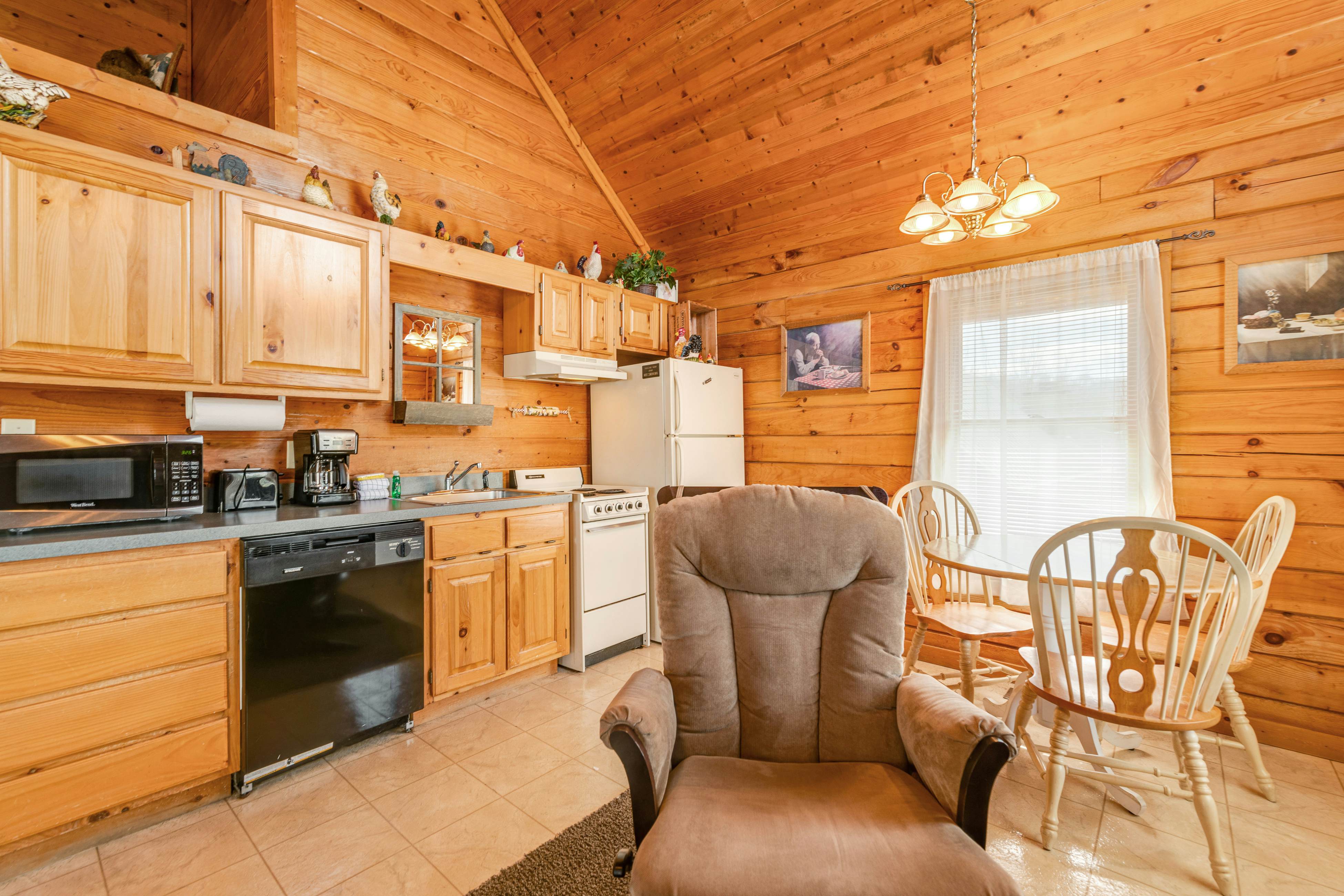 Dog-Friendly Cabin w/ Private Hot Tub & Free Attraction Tickets - Great Location