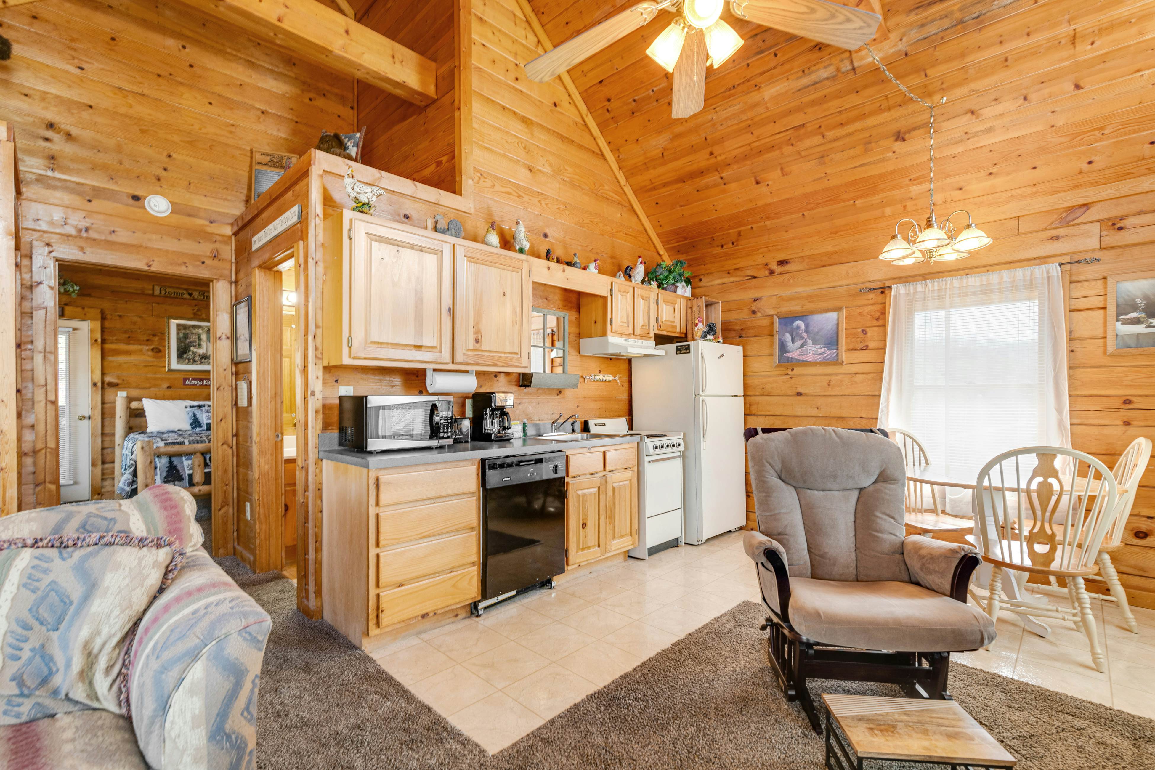 Dog-Friendly Cabin w/ Private Hot Tub & Free Attraction Tickets - Great Location