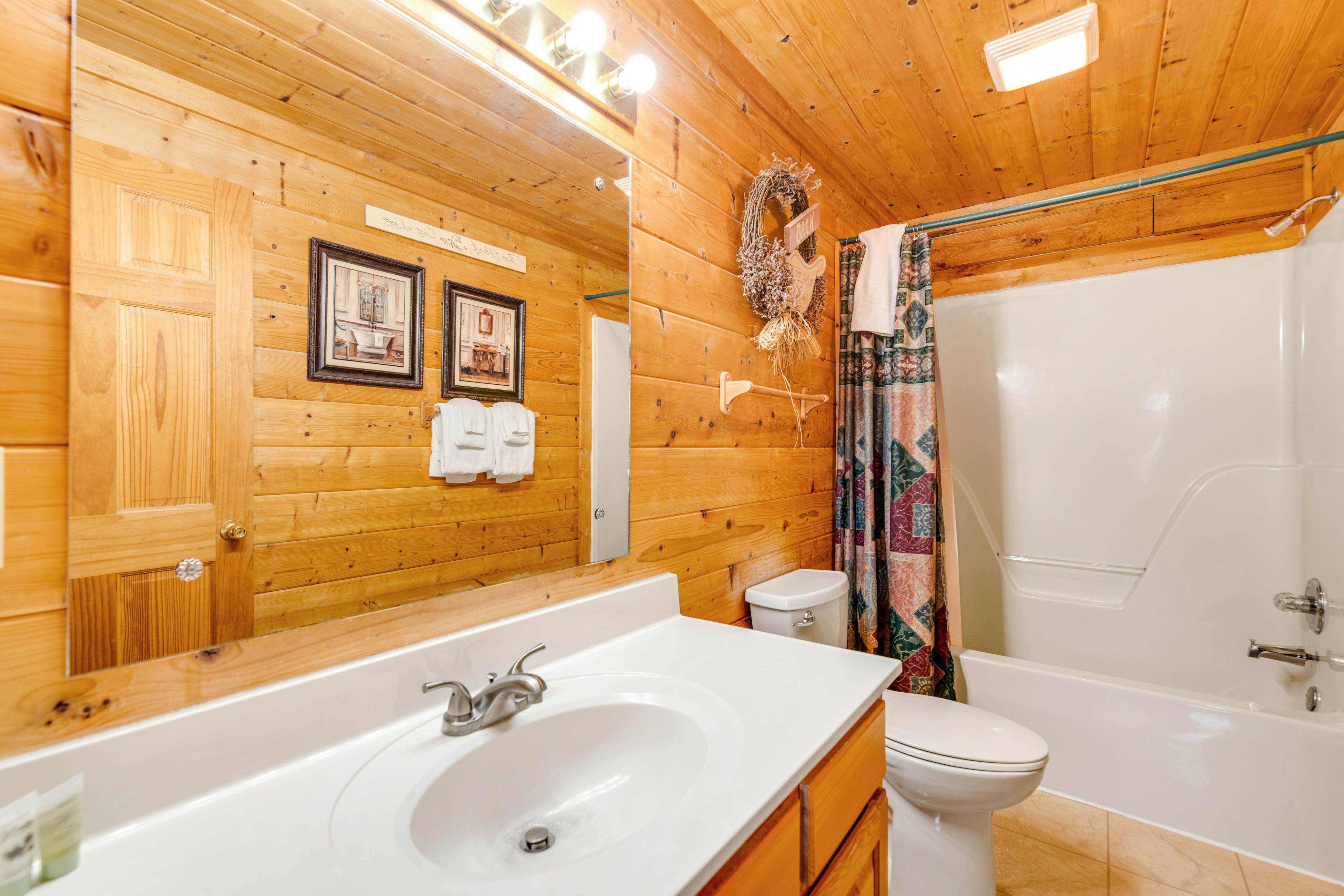 Dog-Friendly Cabin w/ Private Hot Tub & Free Attraction Tickets - Great Location