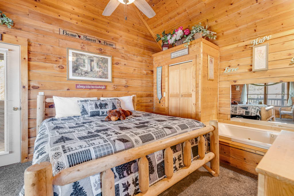 Welcome to this 1 bedroom, 1 bathroom Smokies cabin with a private hot tub and king bed.

・Private hot tub in a screened-in deck retreat
・Wood-burning fireplace and cozy cabin living space
・Full kitchen plus in-building washer and dryer
・0.7 miles to DT Pigeon Forge
・1.7 miles to The Island
・4.6 miles to Dollywood
・9.5 miles to Great Smoky Mountains National Park

Unwind, soak, and settle in for an easy mountain getaway, book your stay when it feels like the right fit.