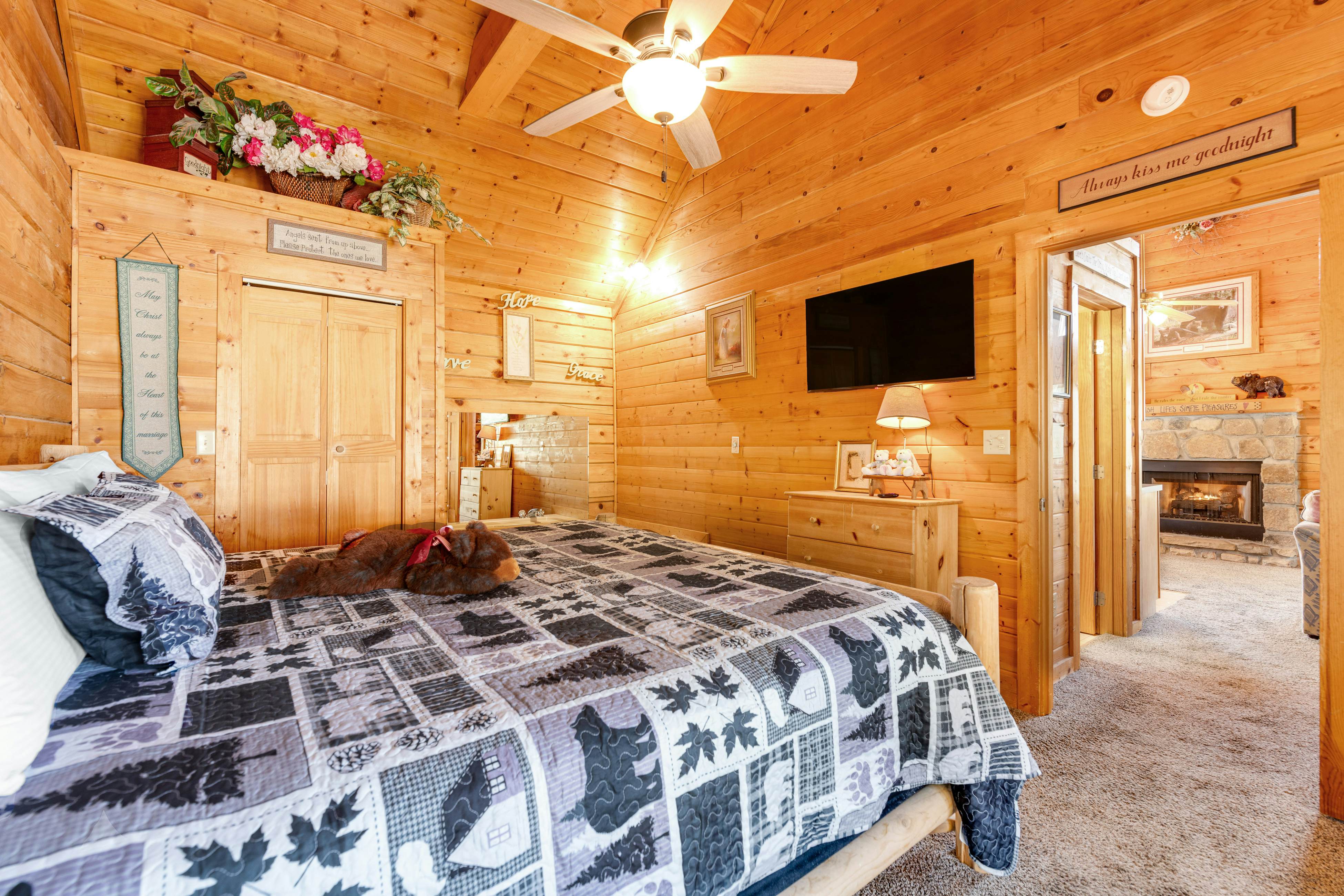 Dog-Friendly Cabin w/ Private Hot Tub & Free Attraction Tickets - Great Location