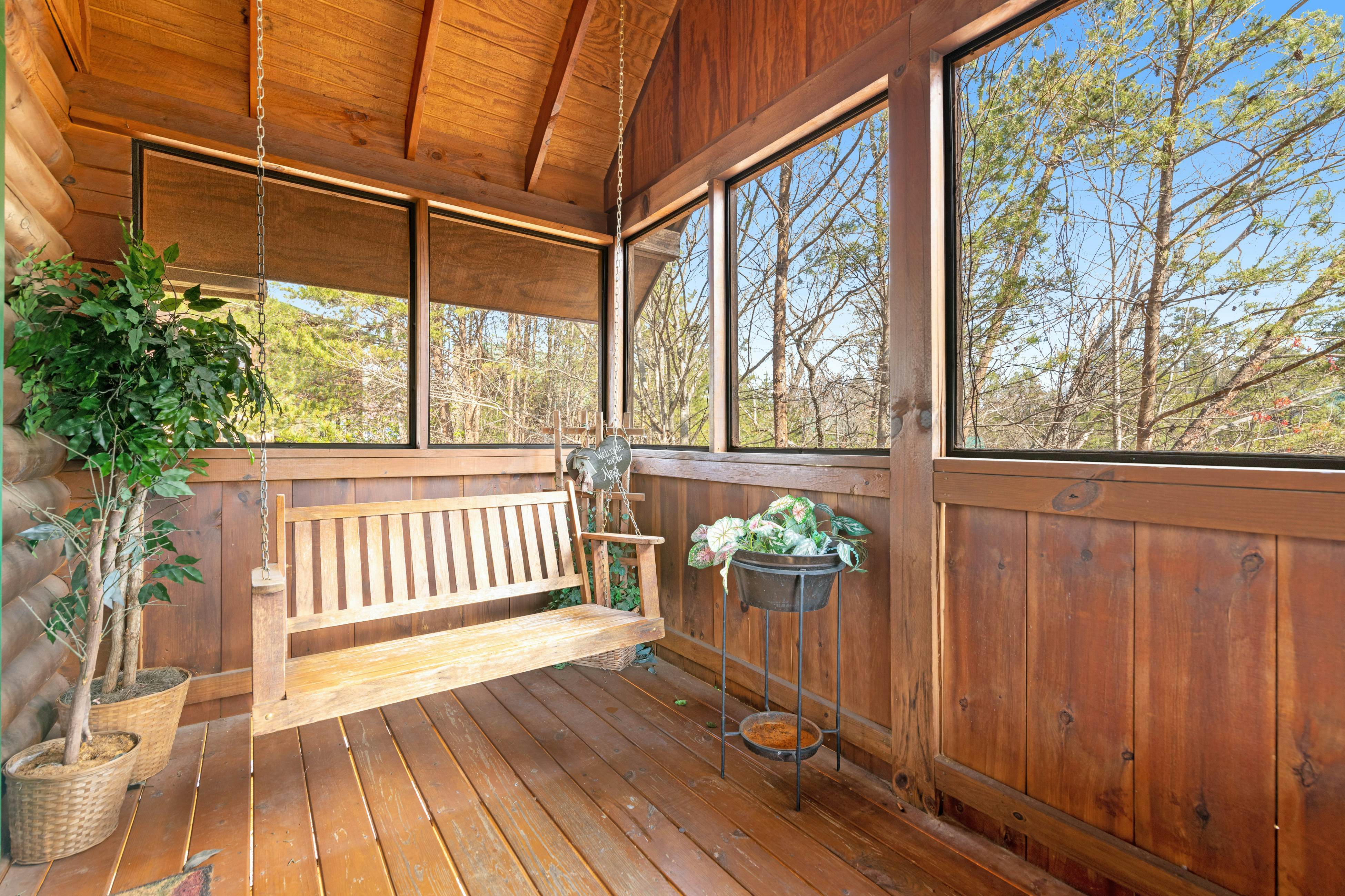 Dog-Friendly Cabin w/ Private Hot Tub & Free Attraction Tickets - Great Location