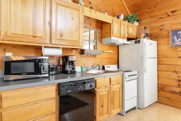 Welcome to this 1 bedroom, 1 bathroom Smokies cabin with a private hot tub and king bed.
・Private hot tub in a screened-in deck retreat
・Wood-burning fireplace and cozy cabin living space
・Full kitchen plus in-building washer and dryer
・0.7 miles to DT Pigeon Forge
・1.7 miles to The Island
・4.6 miles to Dollywood
・9.5 miles to Great Smoky Mountains National Park
Unwind, soak, and settle in for an easy mountain getaway, book your stay when it feels like the right fit.