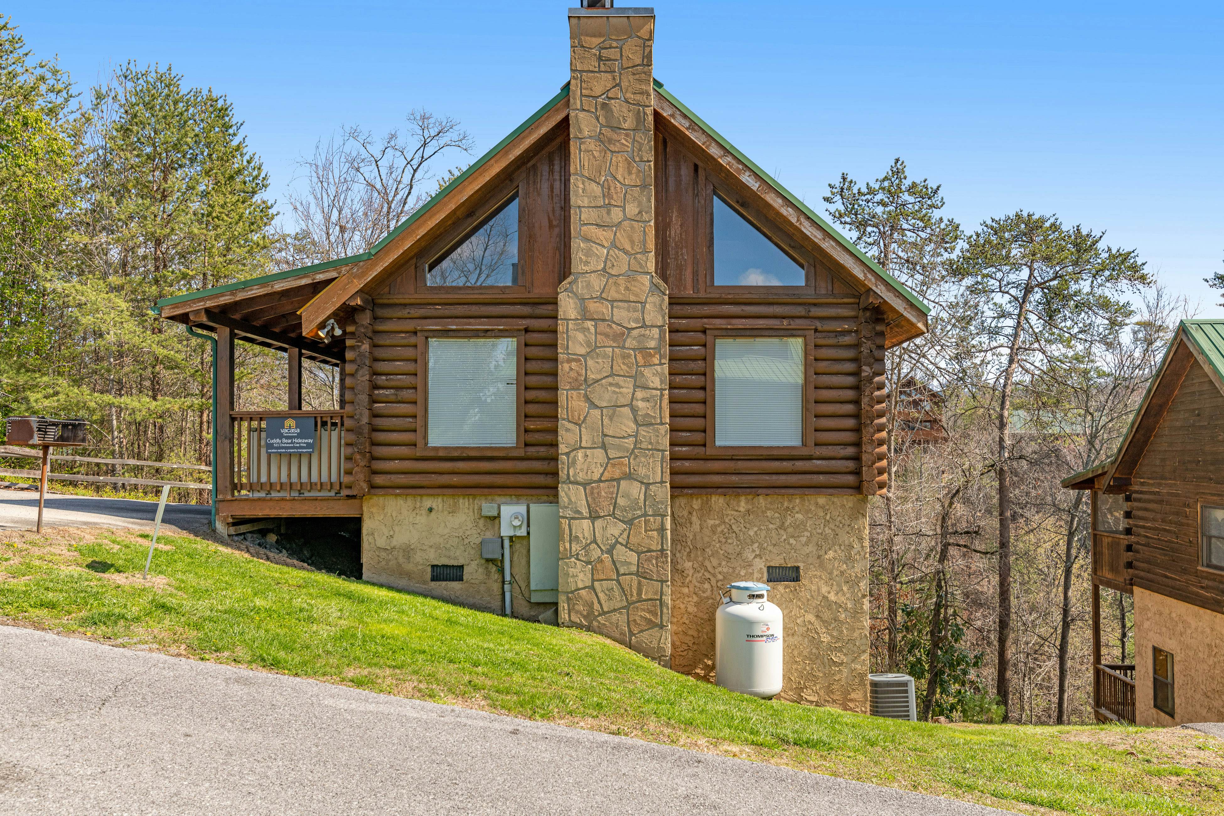 Dog-Friendly Cabin w/ Private Hot Tub & Free Attraction Tickets - Great Location