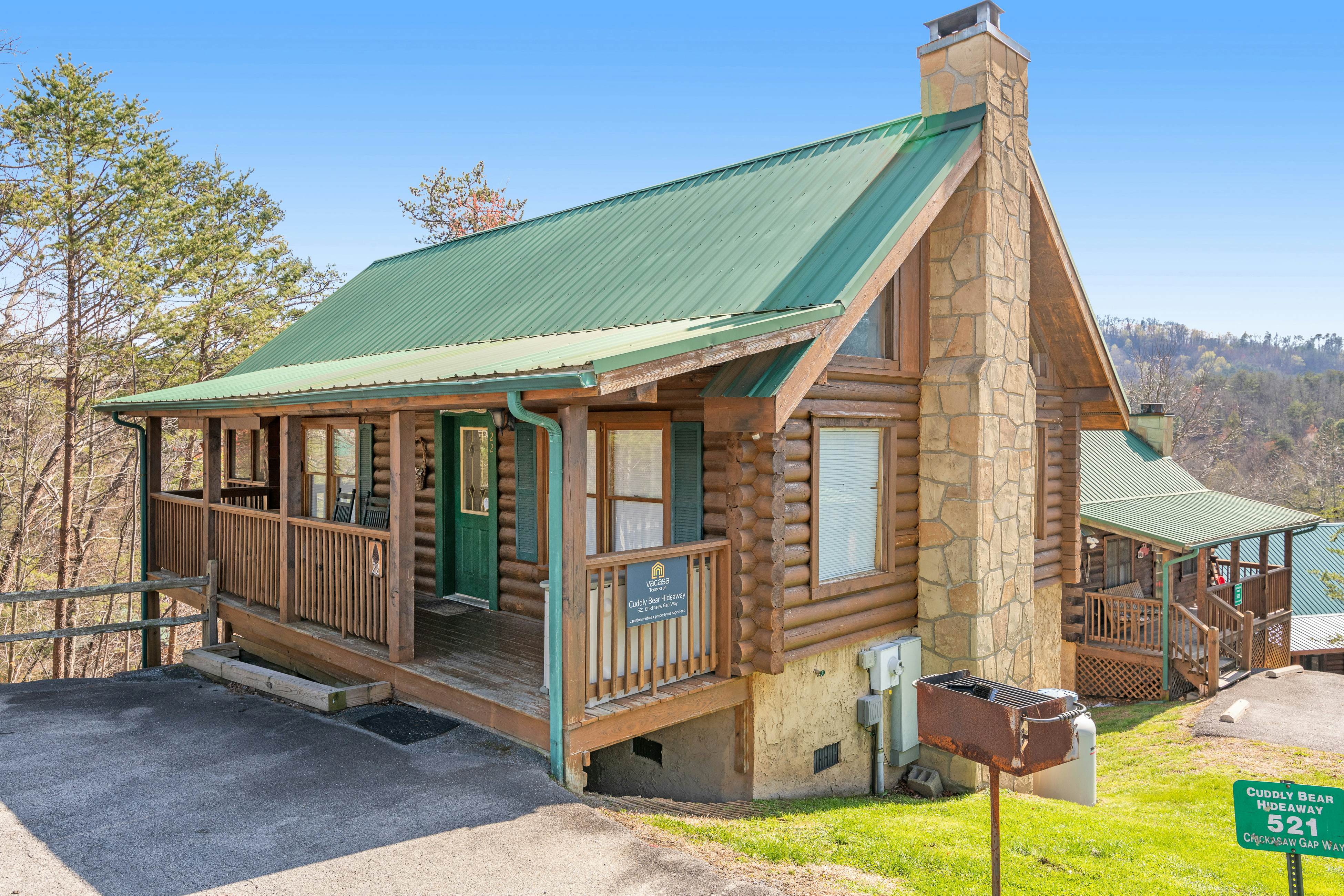 Dog-Friendly Cabin w/ Private Hot Tub & Free Attraction Tickets - Great Location