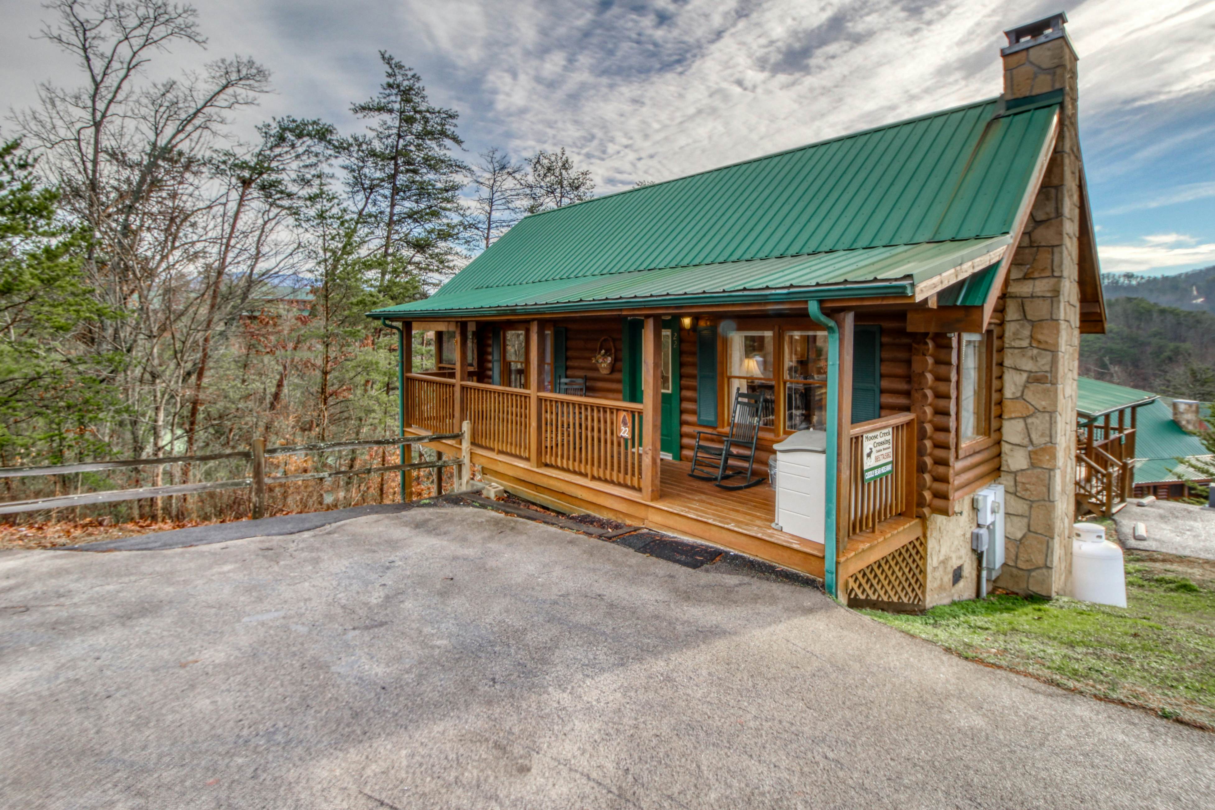 Dog-Friendly Cabin w/ Private Hot Tub & Free Attraction Tickets - Great Location