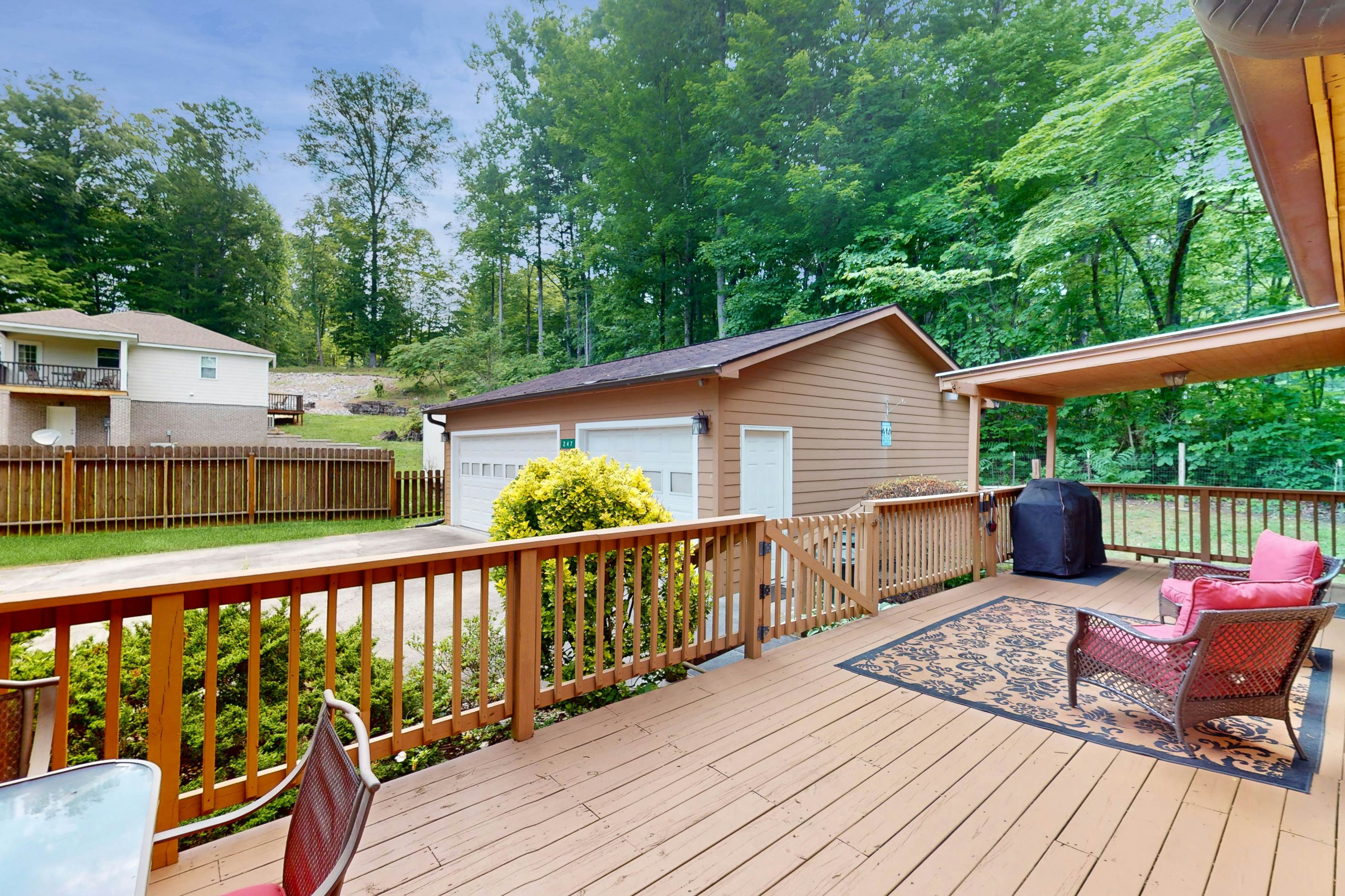 Dog-Friendly Home w/ Deck & Parking・Free Tickets