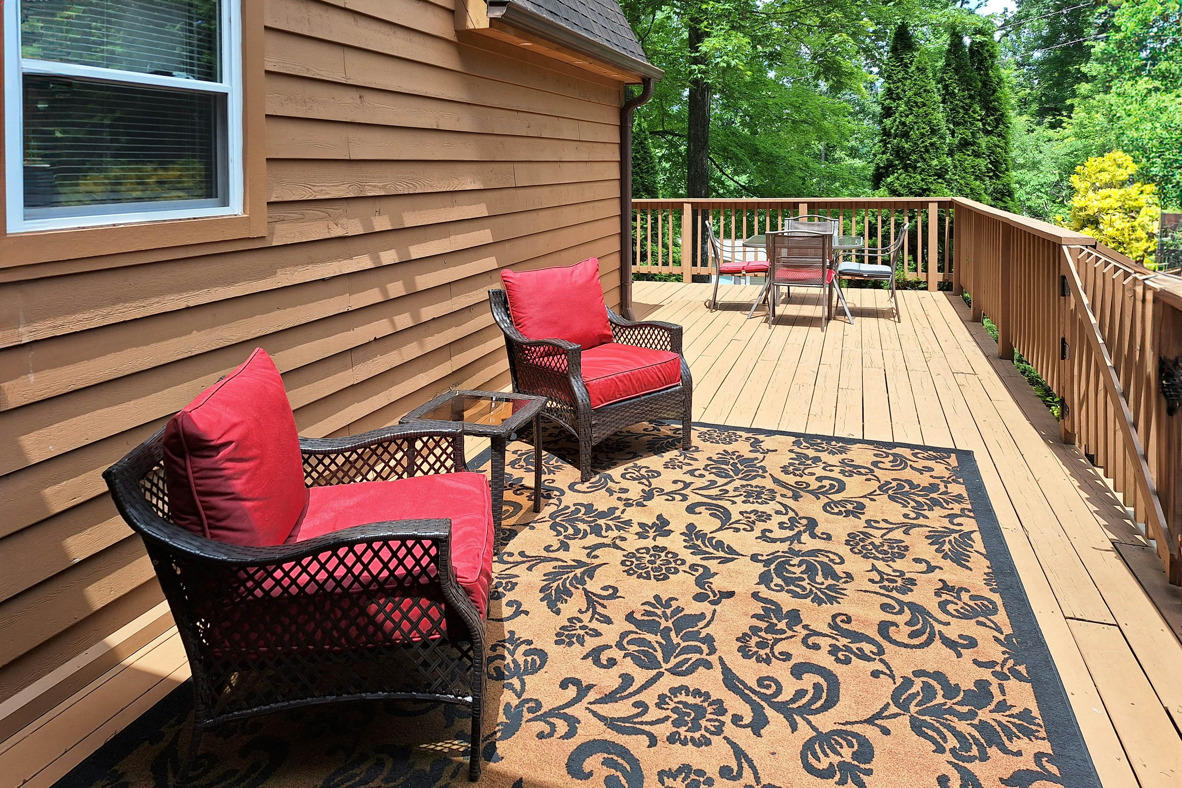 Dog-Friendly Home w/ Deck & Parking・Free Tickets