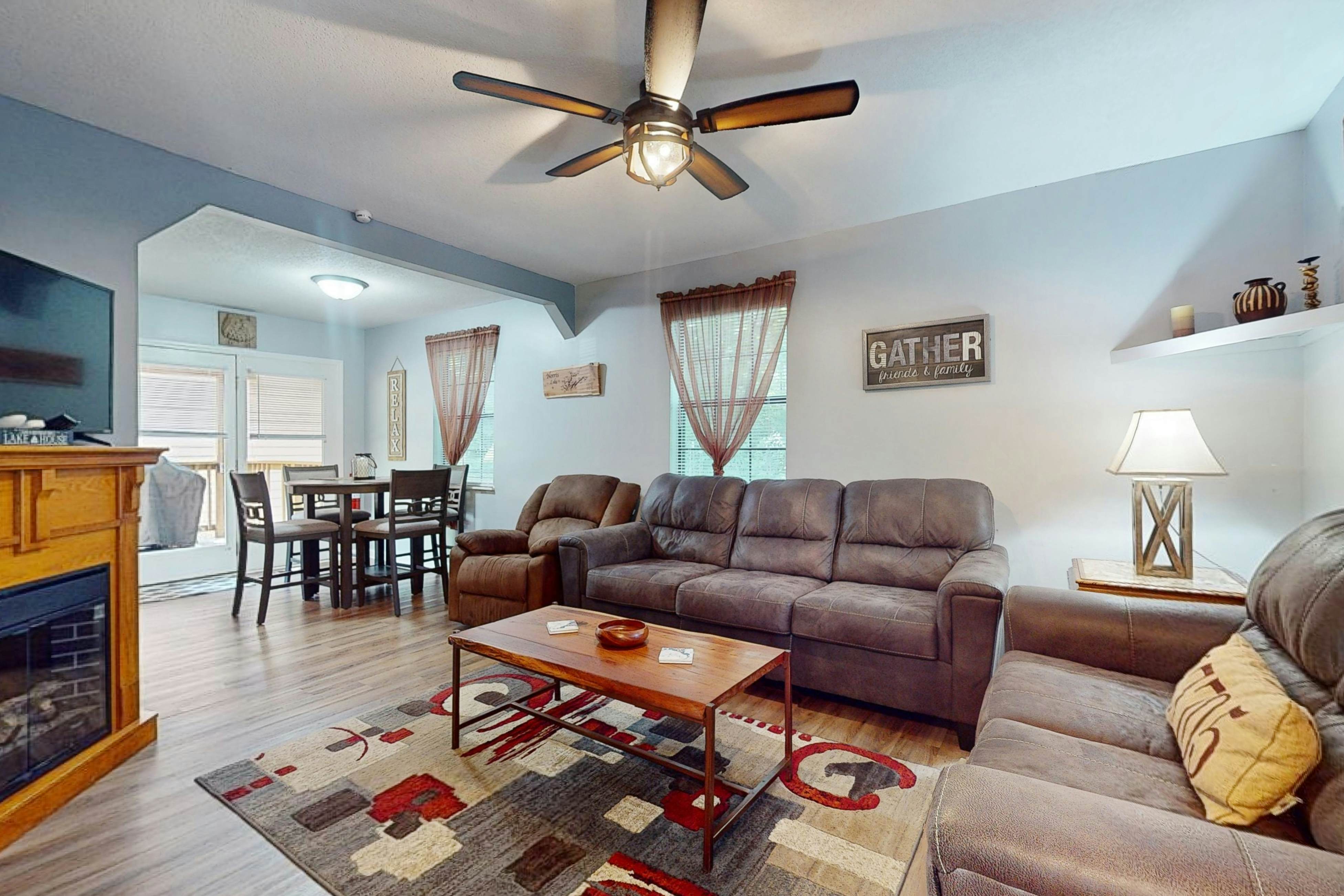 Dog-Friendly Home w/ Deck & Parking・Free Tickets